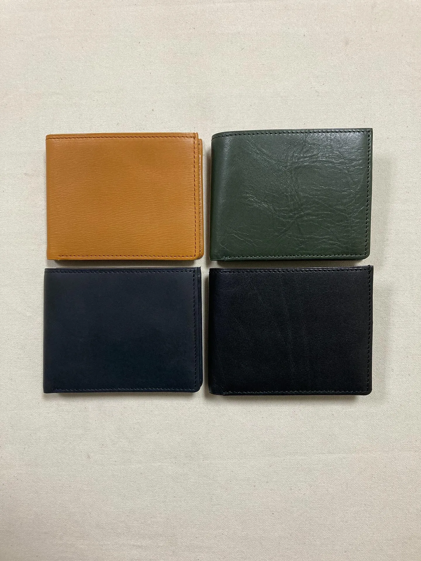 兵庫県姫路市のタンナーによるタンニン鞣しの牛革を使用していま...