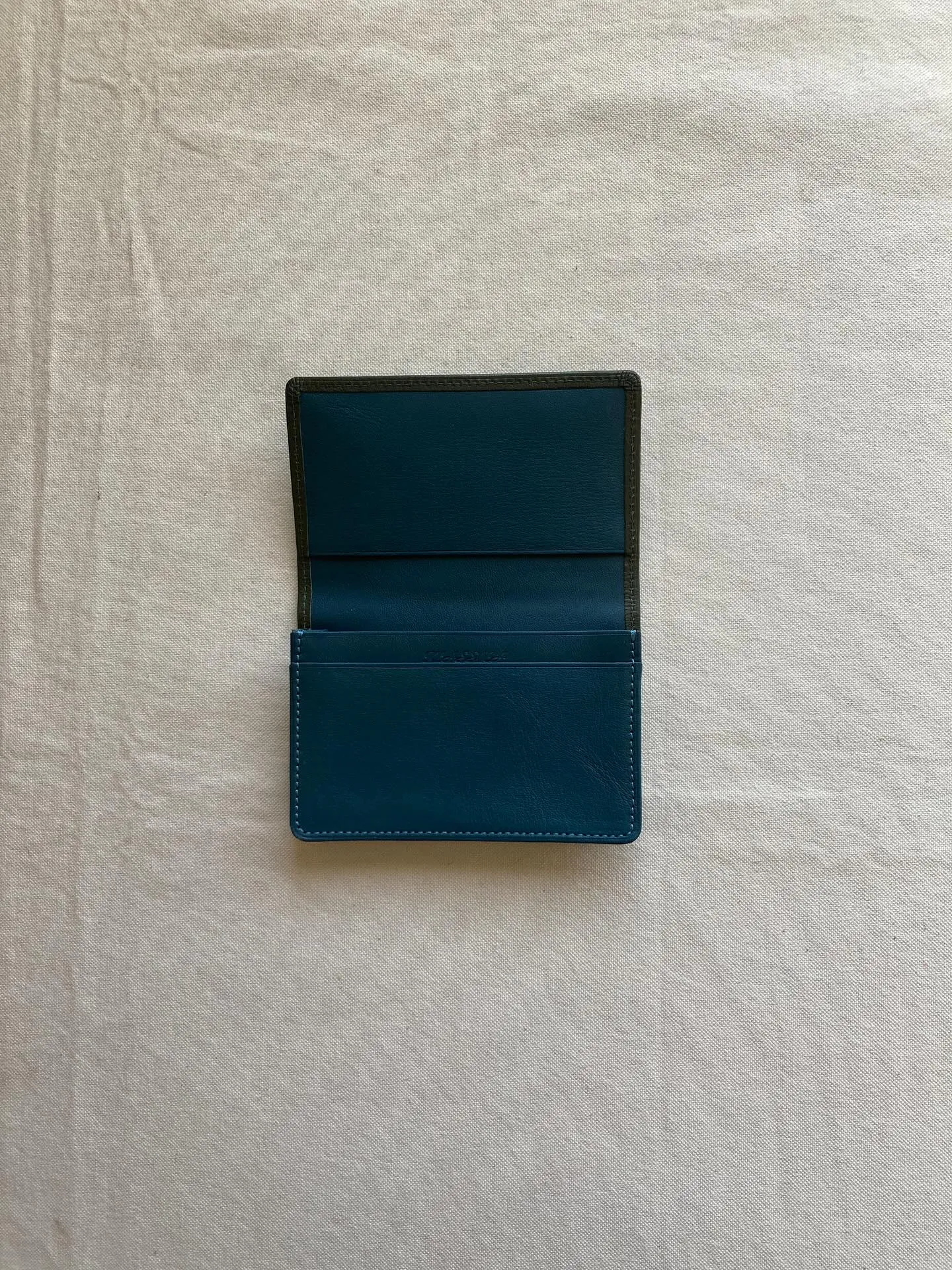 兵庫県姫路市のタンナーによるタンニン鞣しの牛革を使用した名刺...