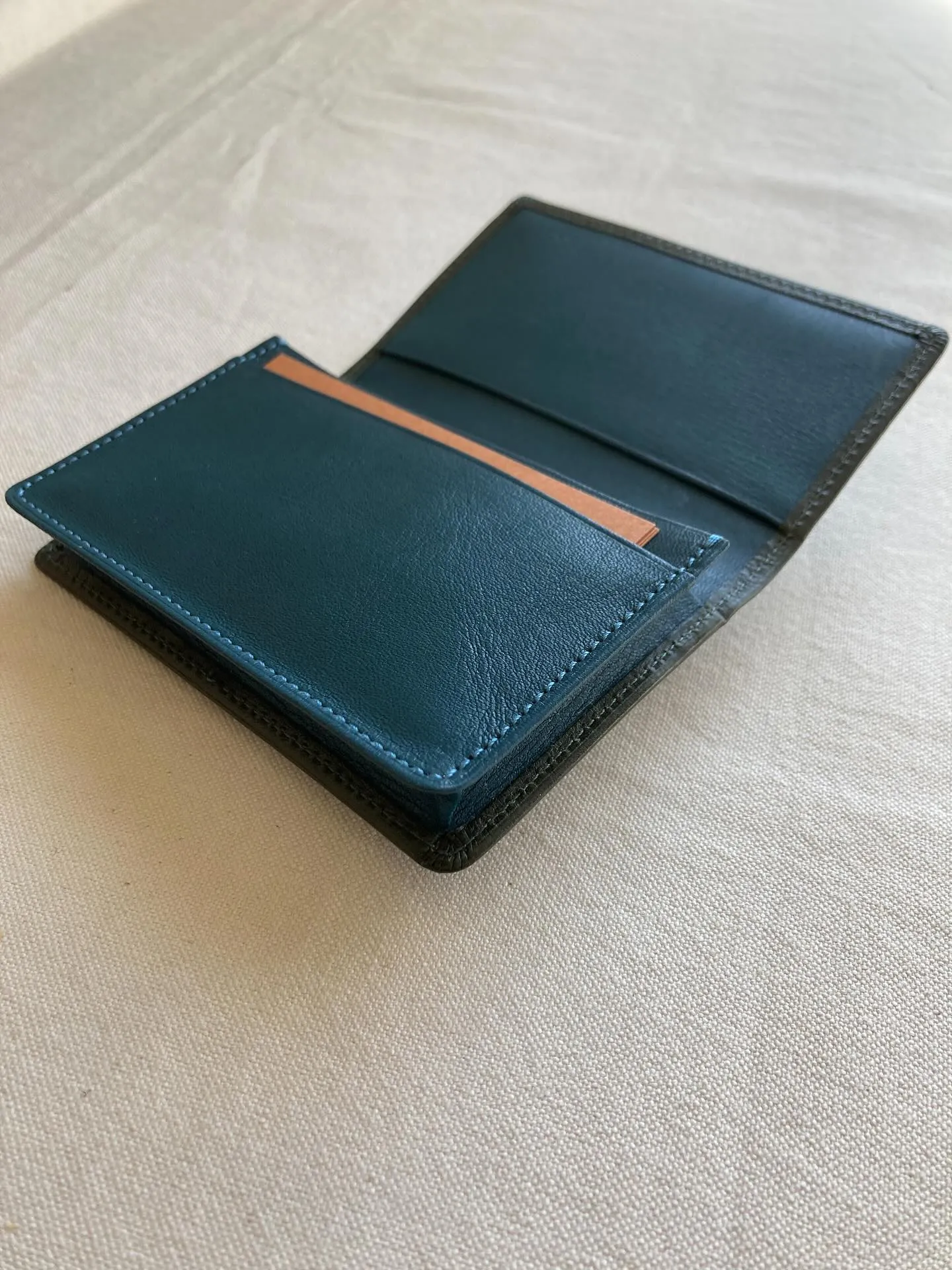 兵庫県姫路市のタンナーによるタンニン鞣しの牛革を使用した名刺...