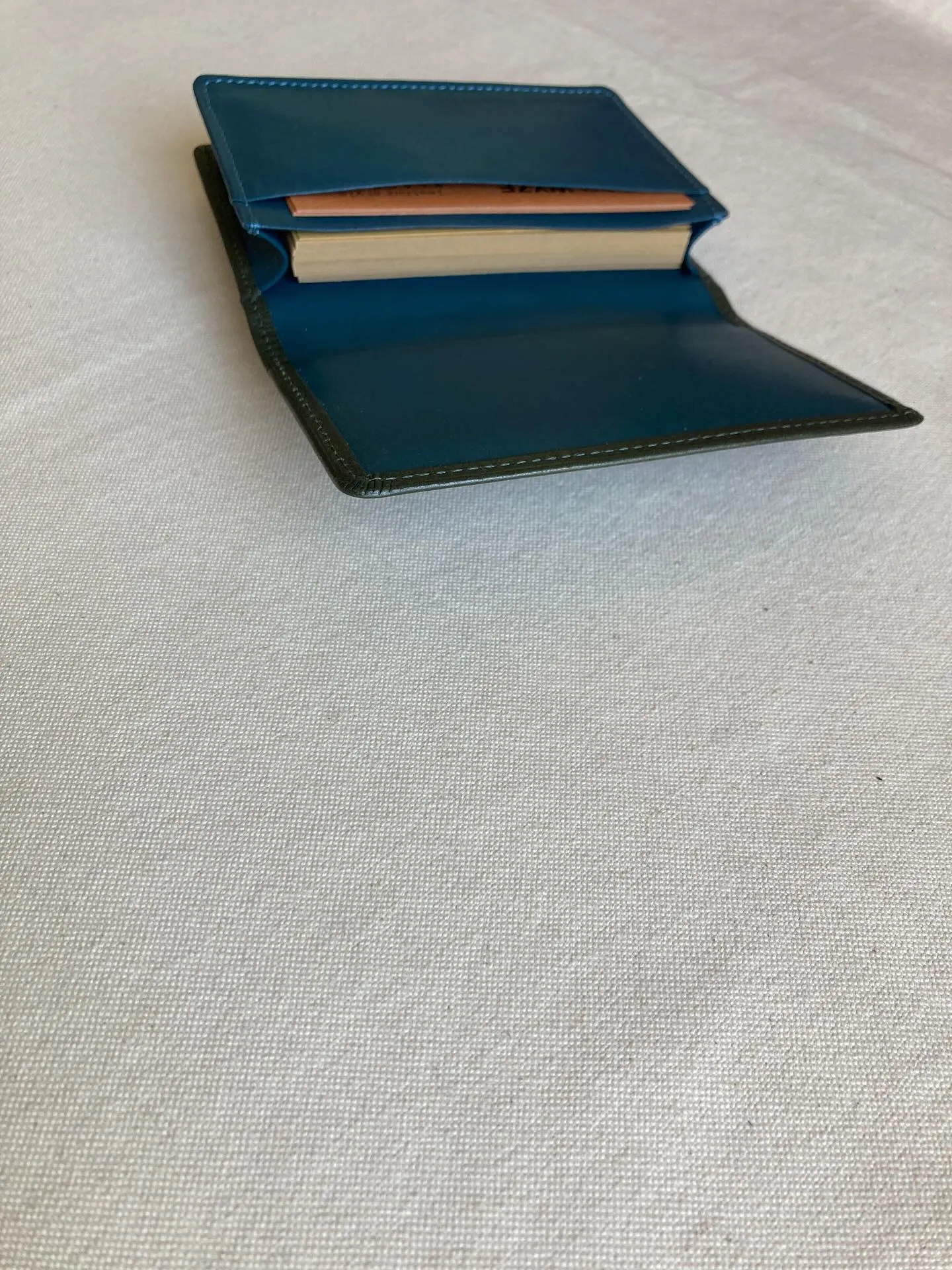 兵庫県姫路市のタンナーによるタンニン鞣しの牛革を使用した名刺...