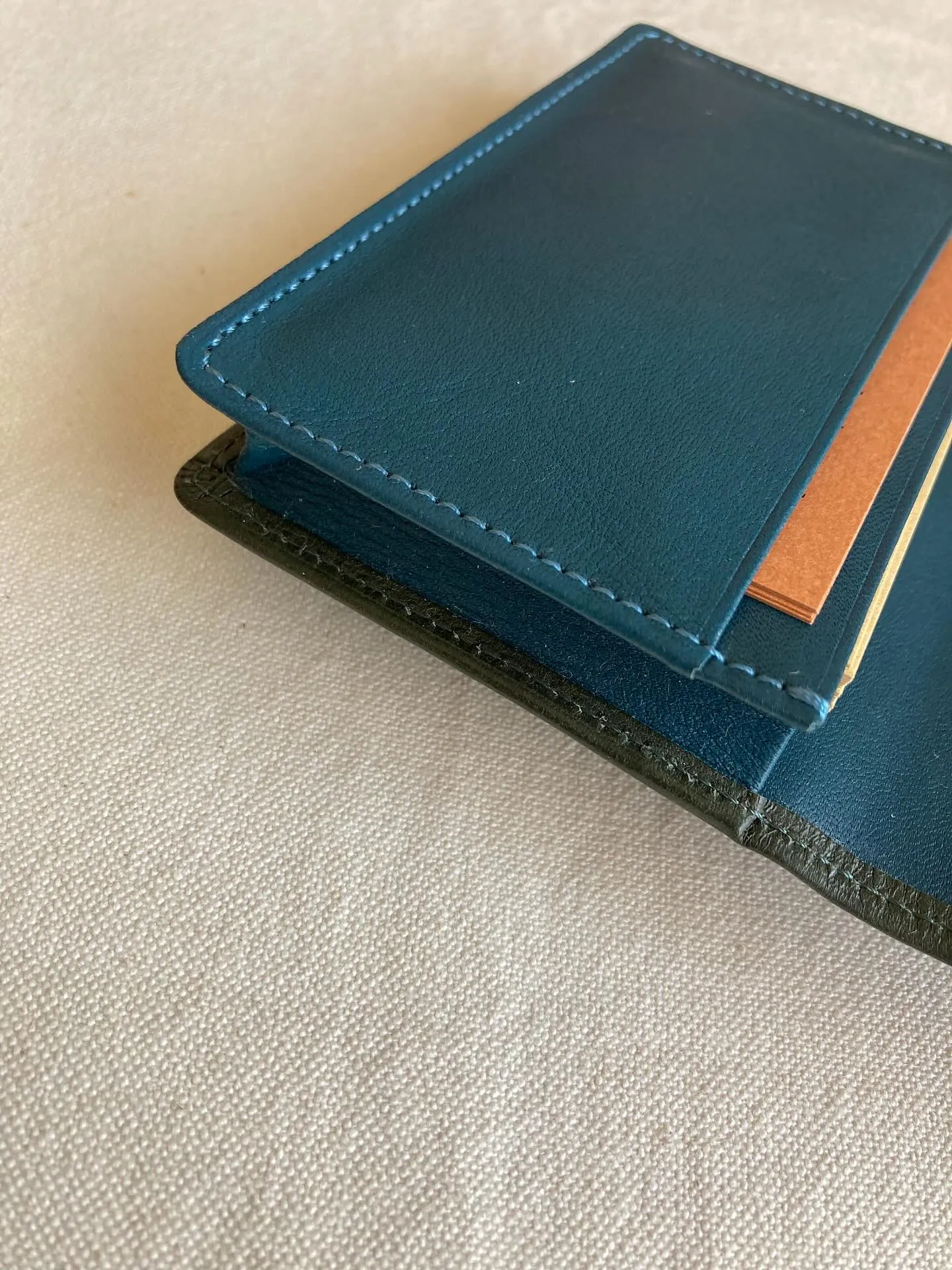 兵庫県姫路市のタンナーによるタンニン鞣しの牛革を使用した名刺...