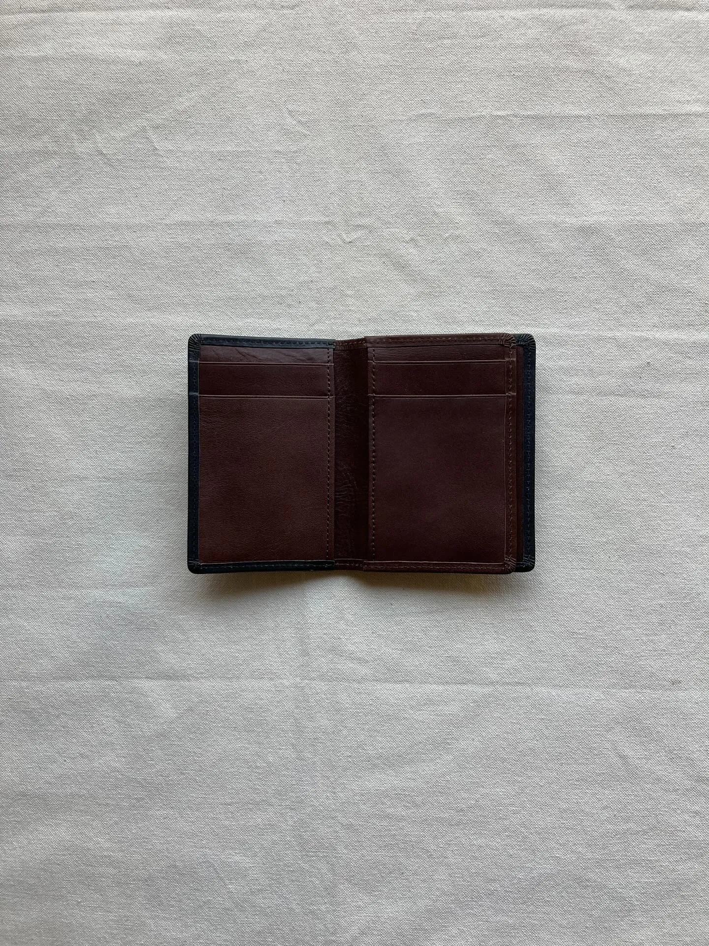 兵庫県姫路市のタンナーによるタンニン鞣しの牛革を使用しました...