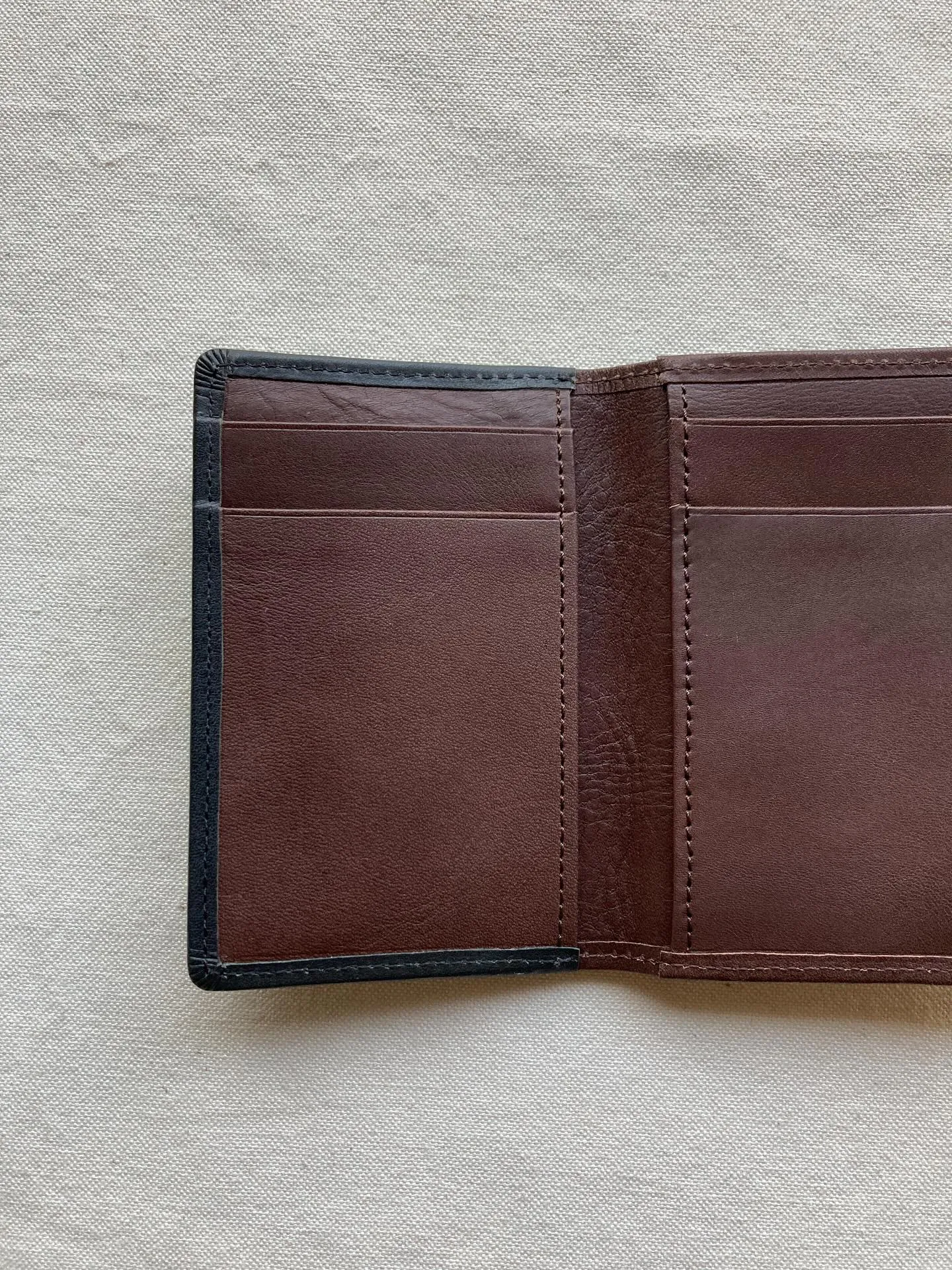 兵庫県姫路市のタンナーによるタンニン鞣しの牛革を使用しました...