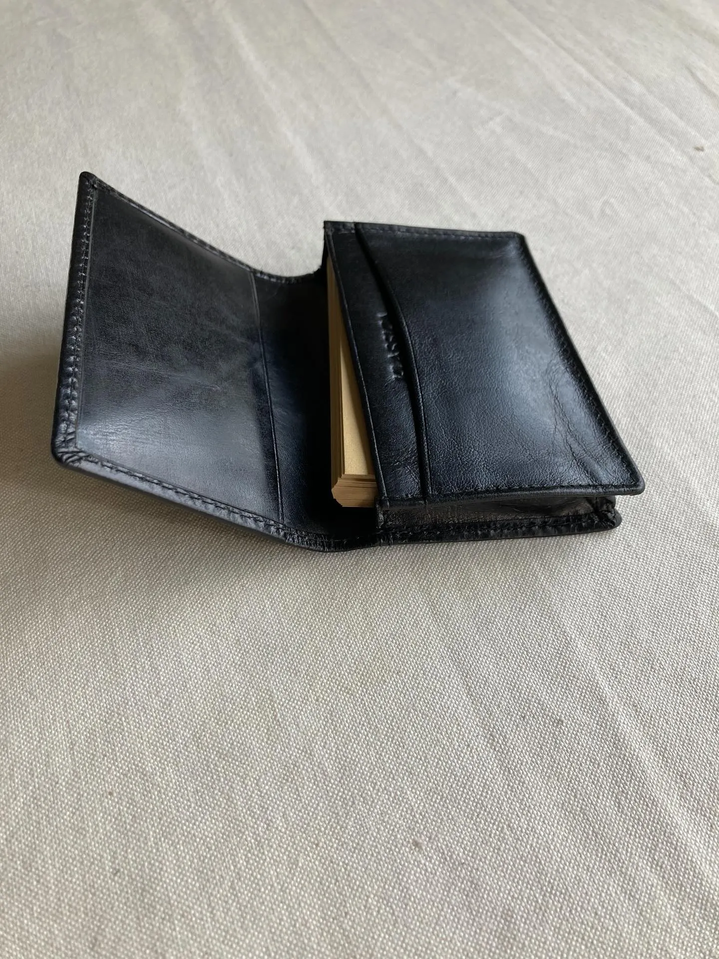 バッファローレザーを使用しました名刺入れ。