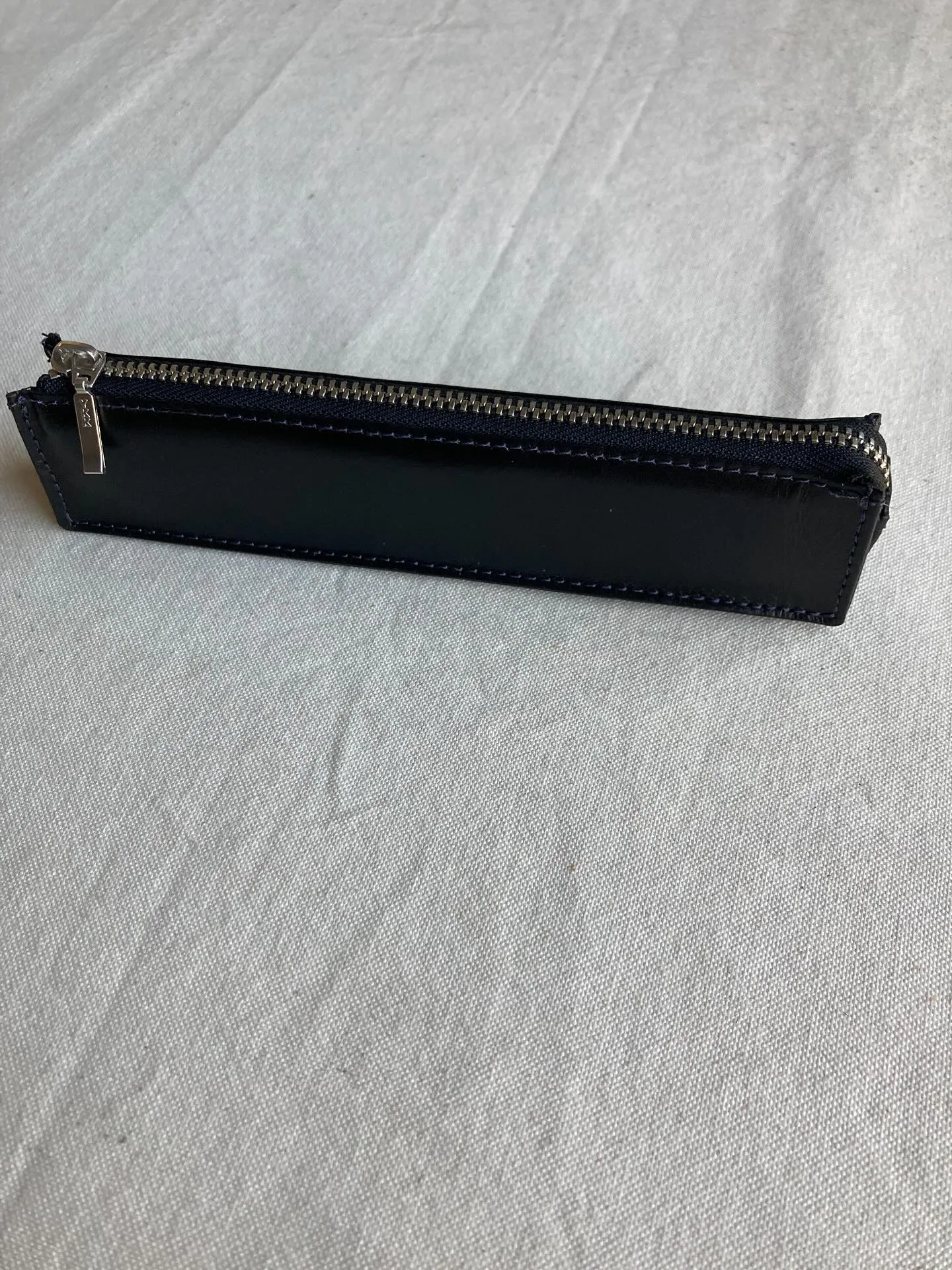 バッファローレザーを使用しましたペンケース。