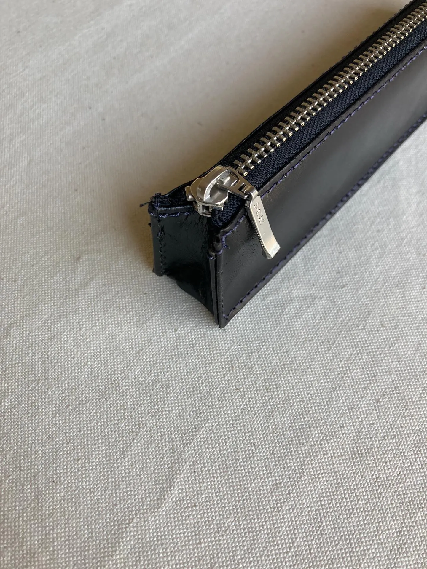 バッファローレザーを使用しましたペンケース。