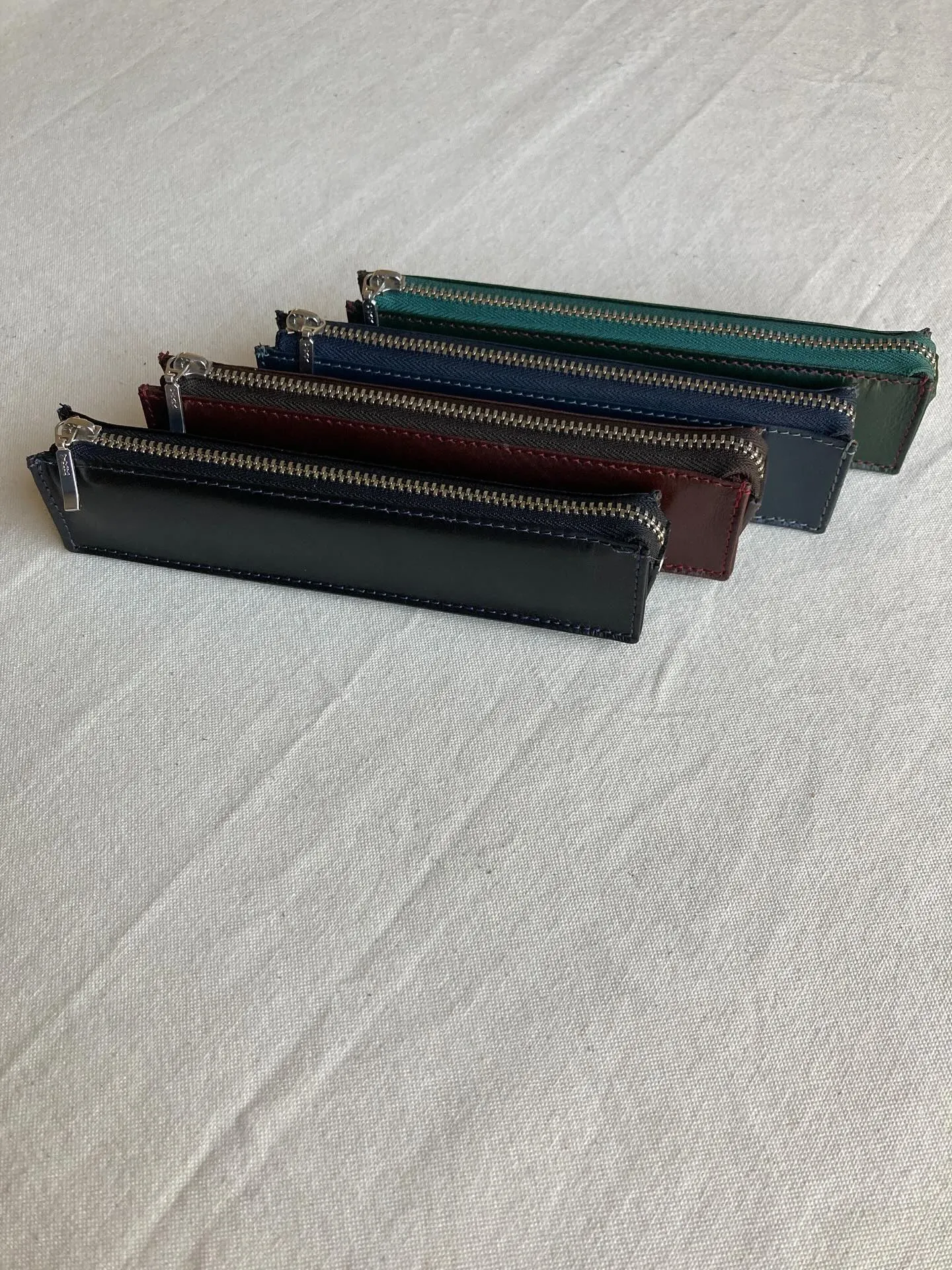 バッファローレザーを使用しましたペンケース。