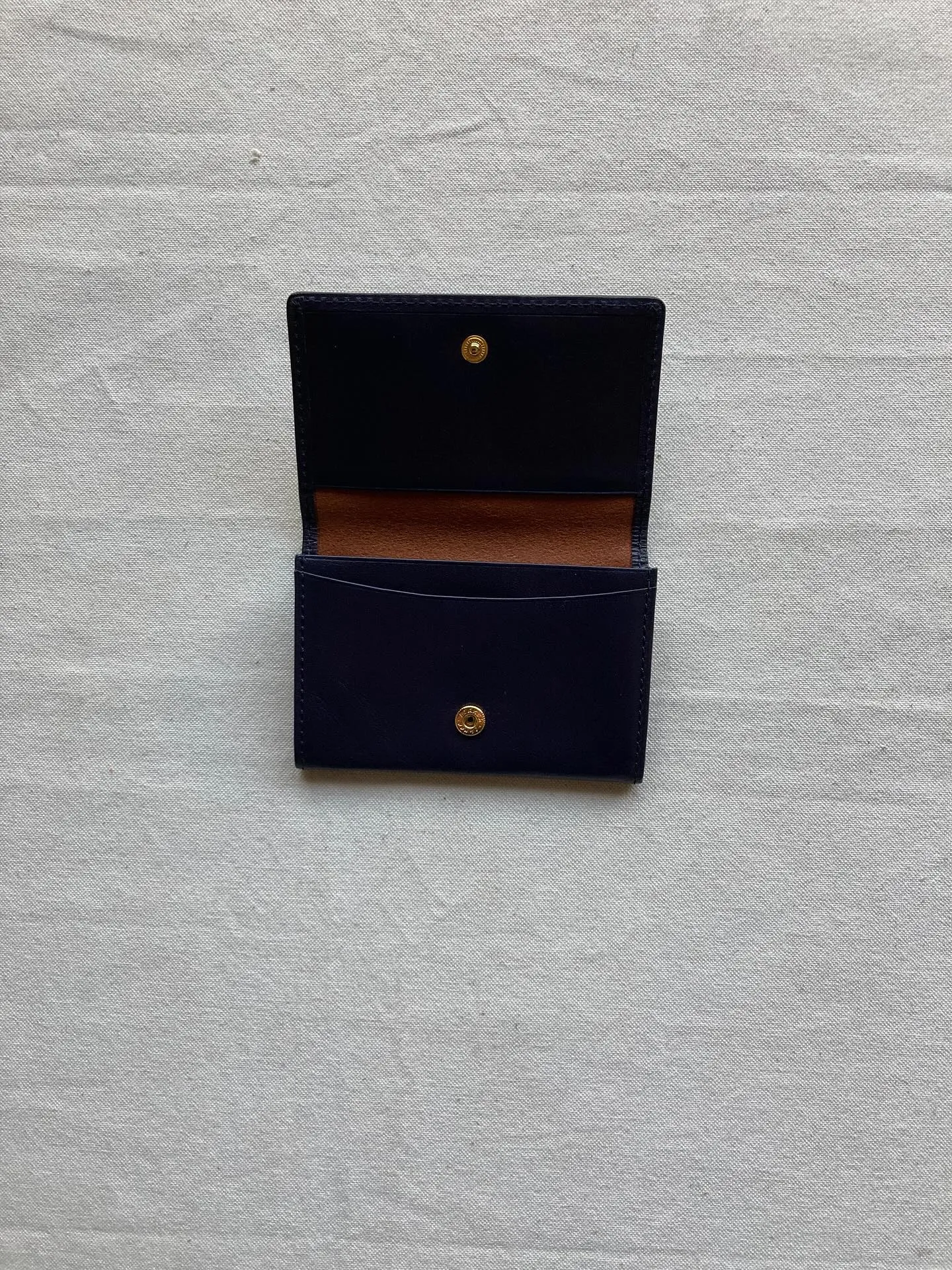 バッファローレザーを使用しましたカードケース。