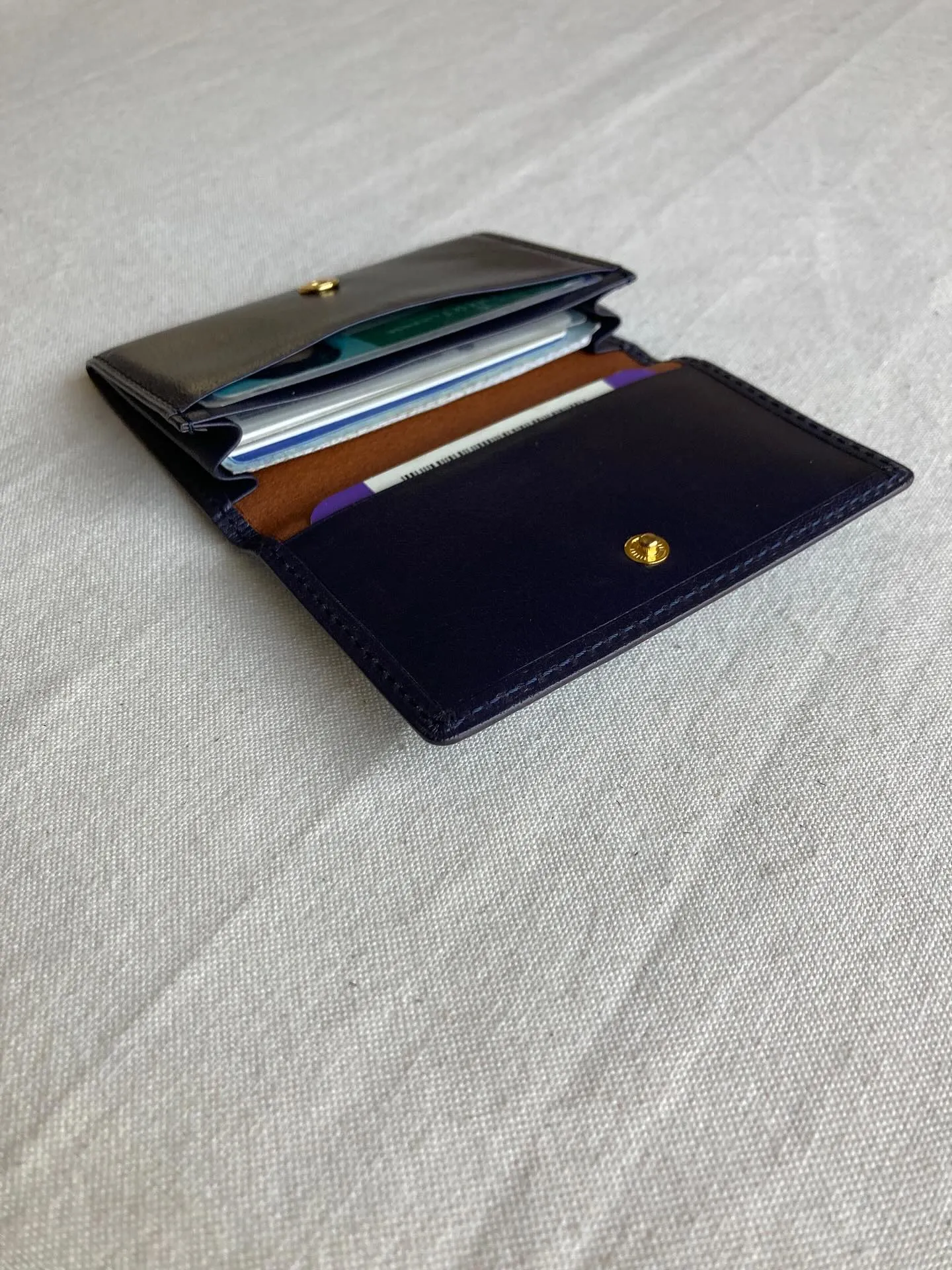 バッファローレザーを使用しましたカードケース。