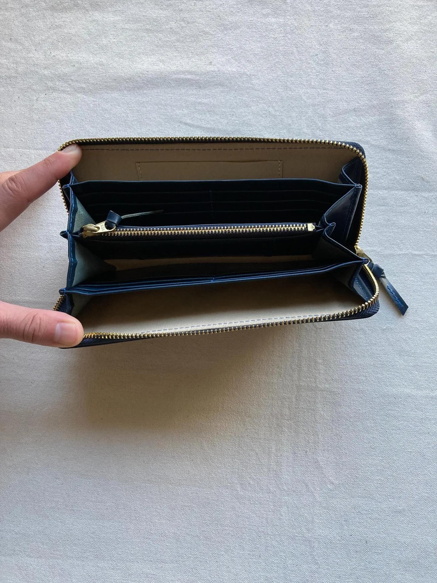 アニリン染め仕上げの透明感ある牛革を使用。