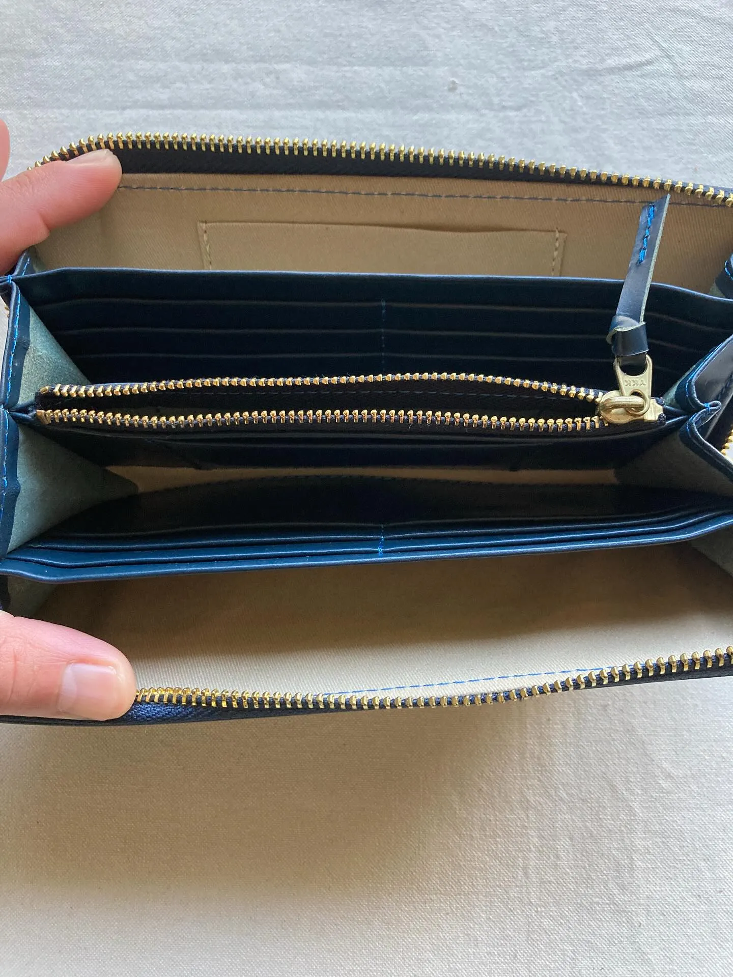 アニリン染め仕上げの透明感ある牛革を使用。