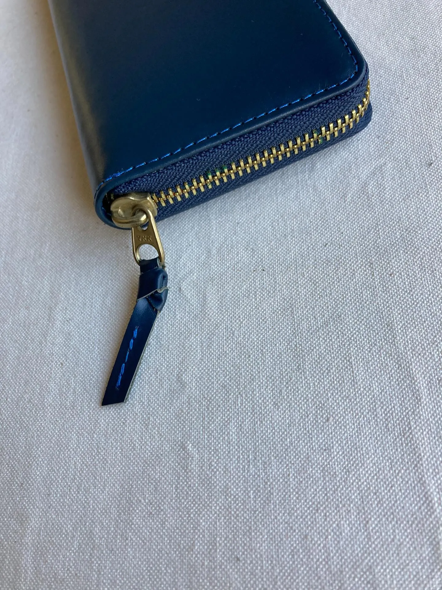 アニリン染め仕上げの透明感ある牛革を使用。