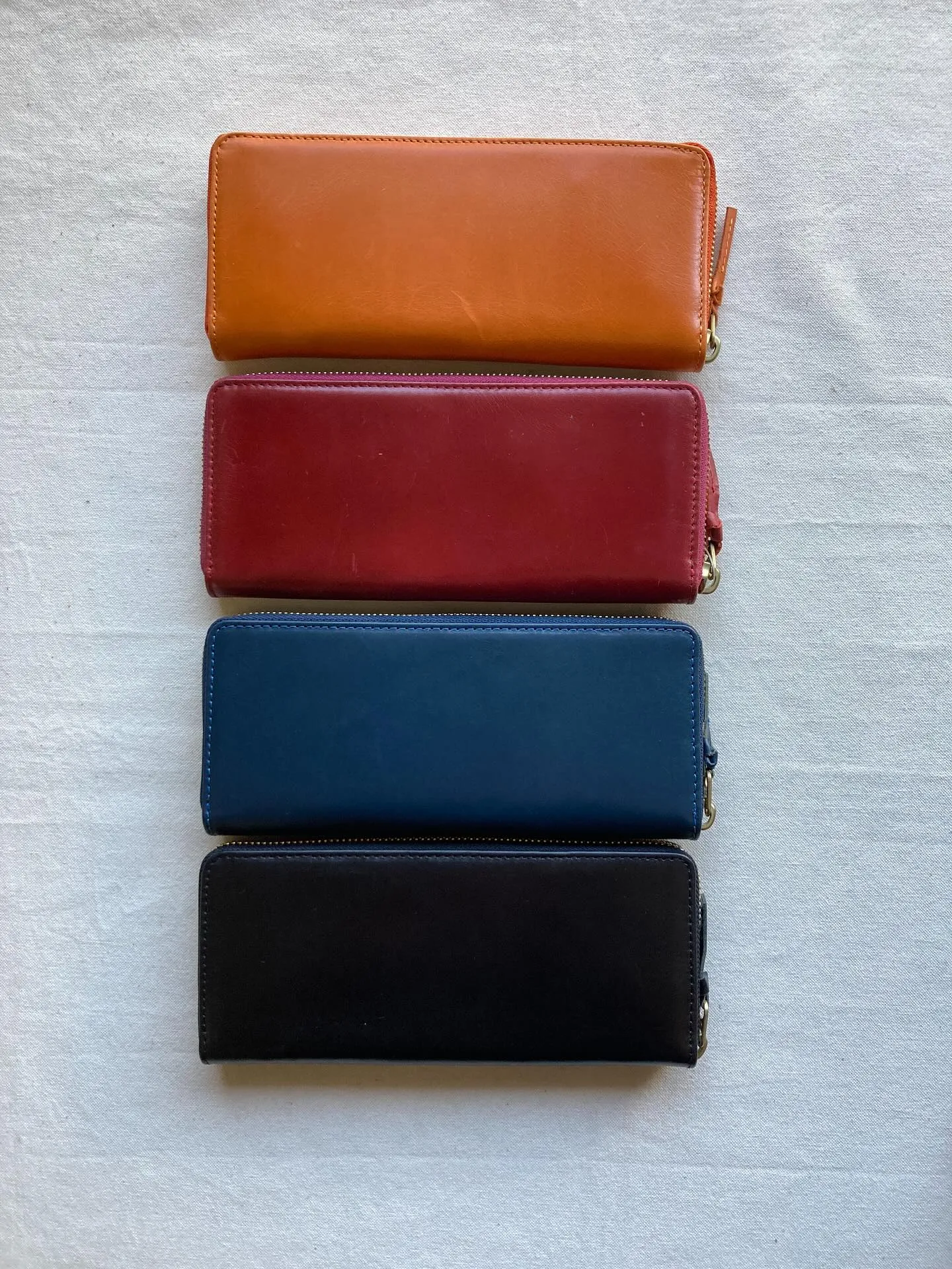 アニリン染め仕上げの透明感ある牛革を使用。