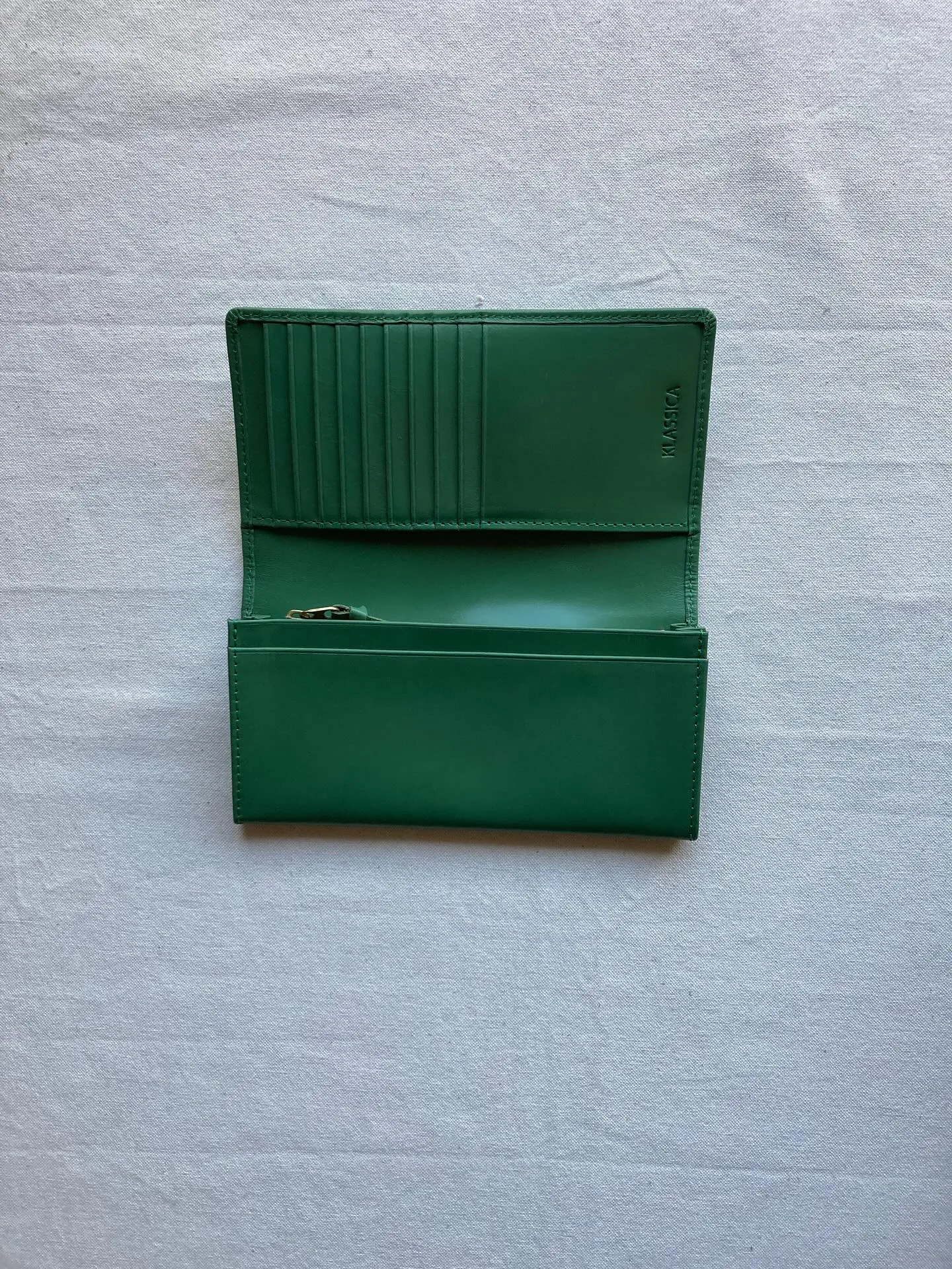 アニリン染め仕上げの透明感ある牛革を使用。