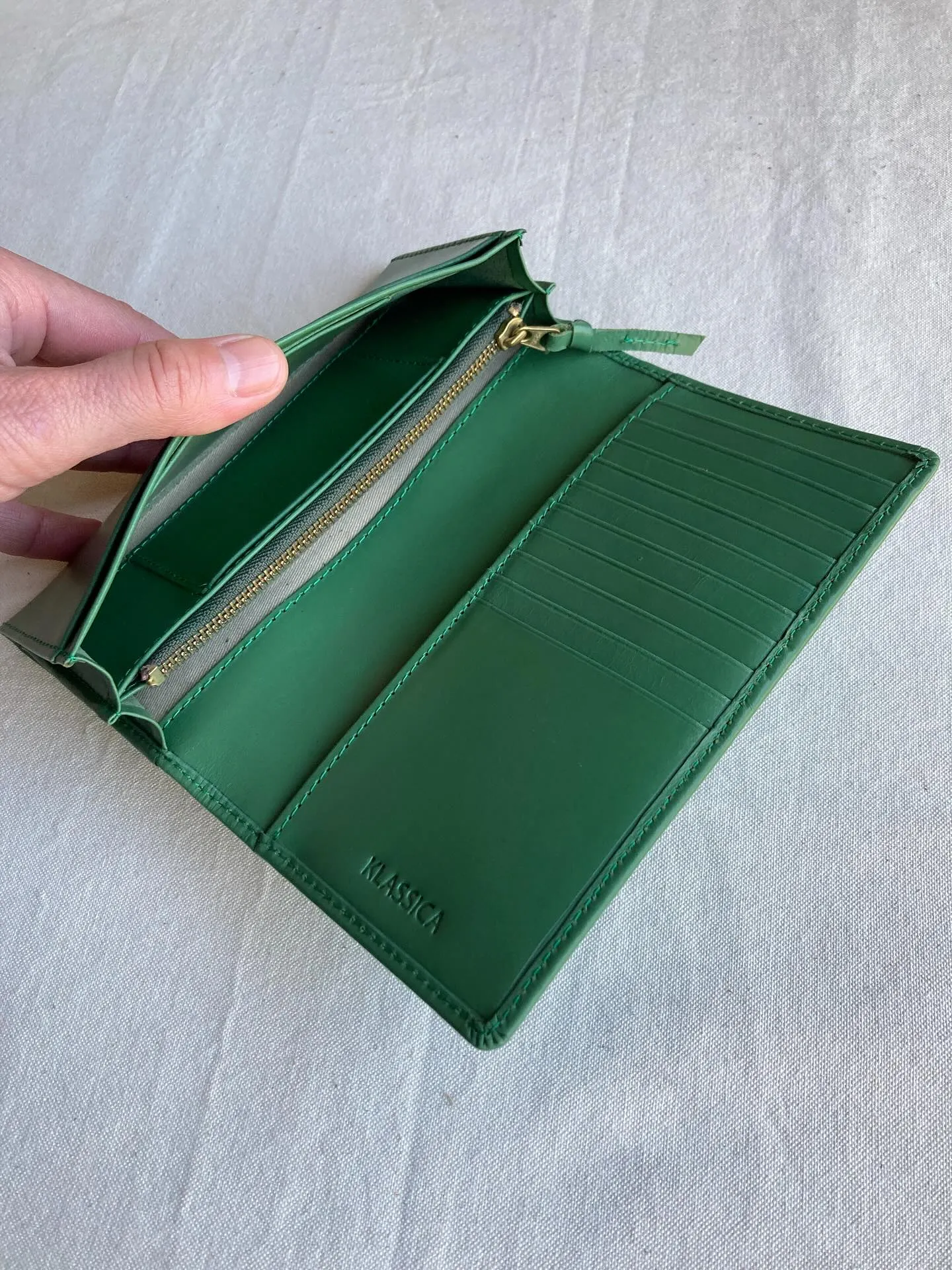 アニリン染め仕上げの透明感ある牛革を使用。