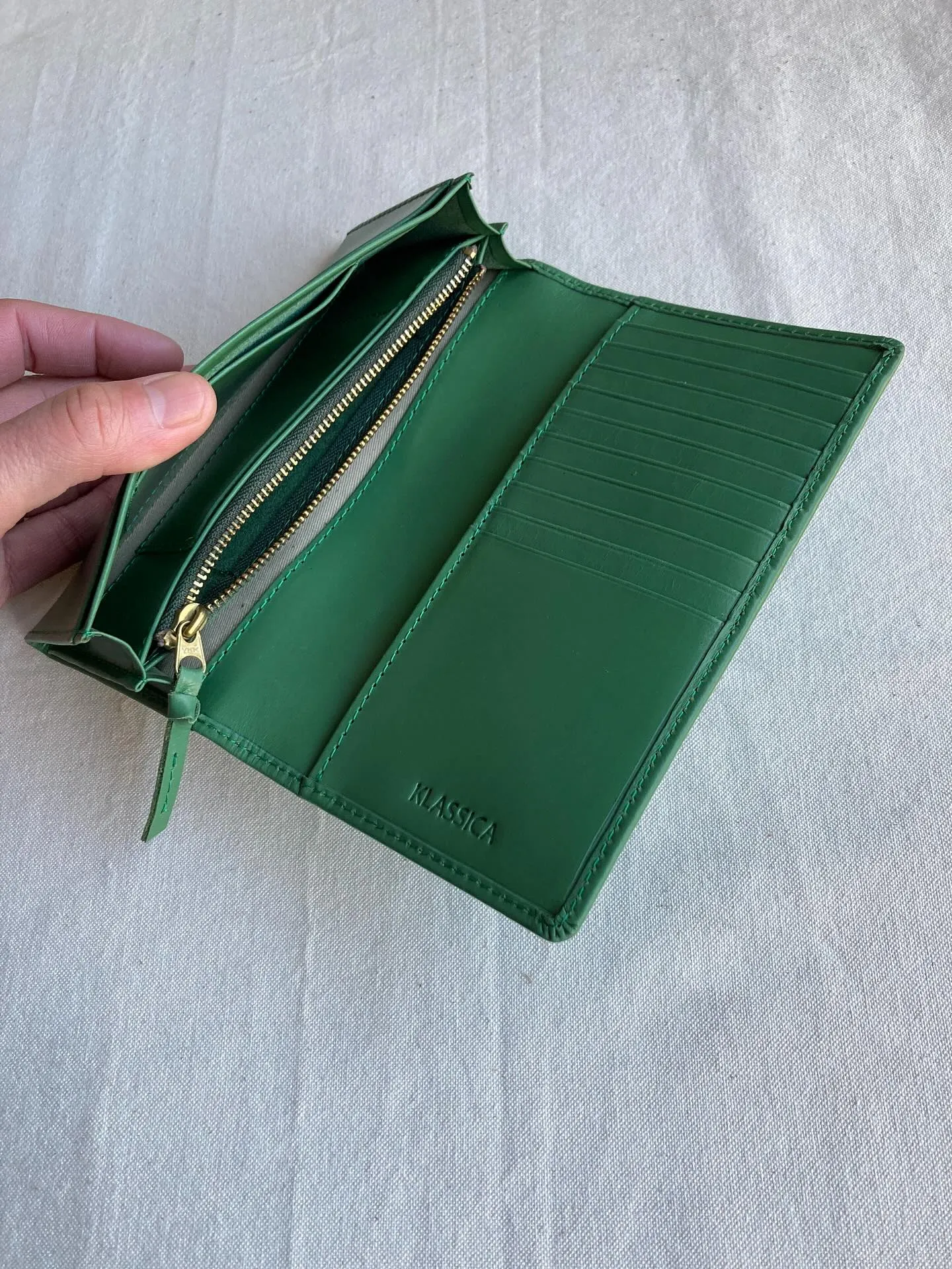 アニリン染め仕上げの透明感ある牛革を使用。