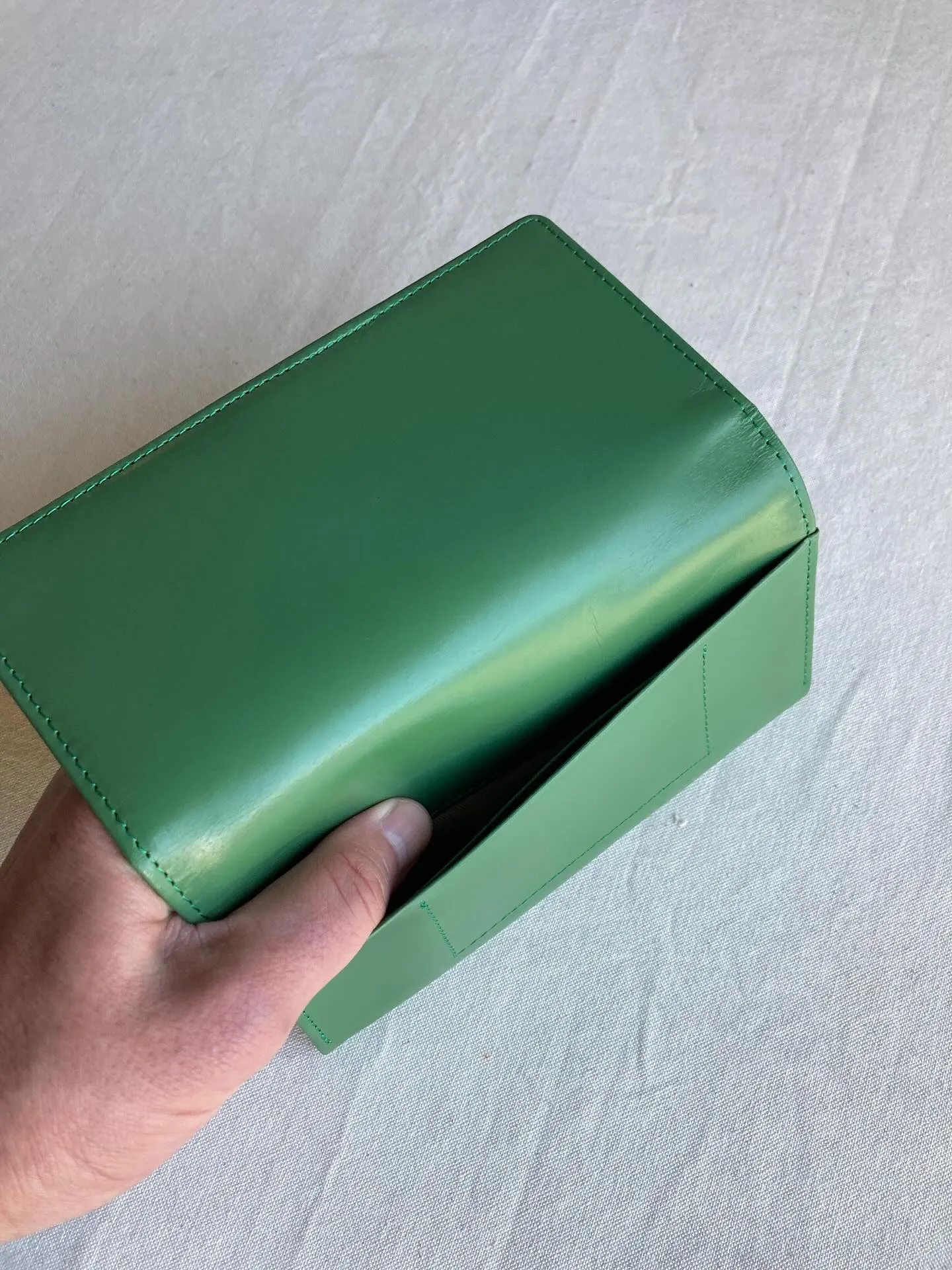 アニリン染め仕上げの透明感ある牛革を使用。