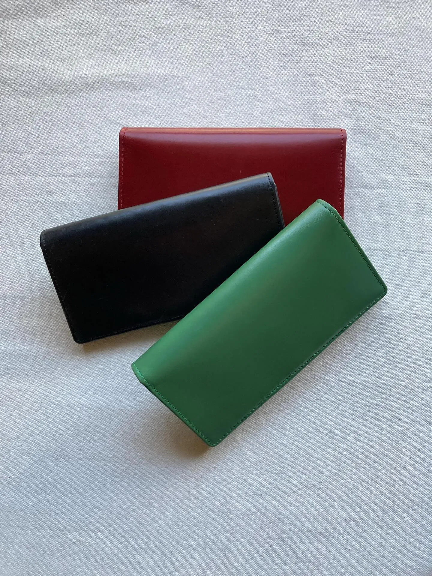 アニリン染め仕上げの透明感ある牛革を使用。