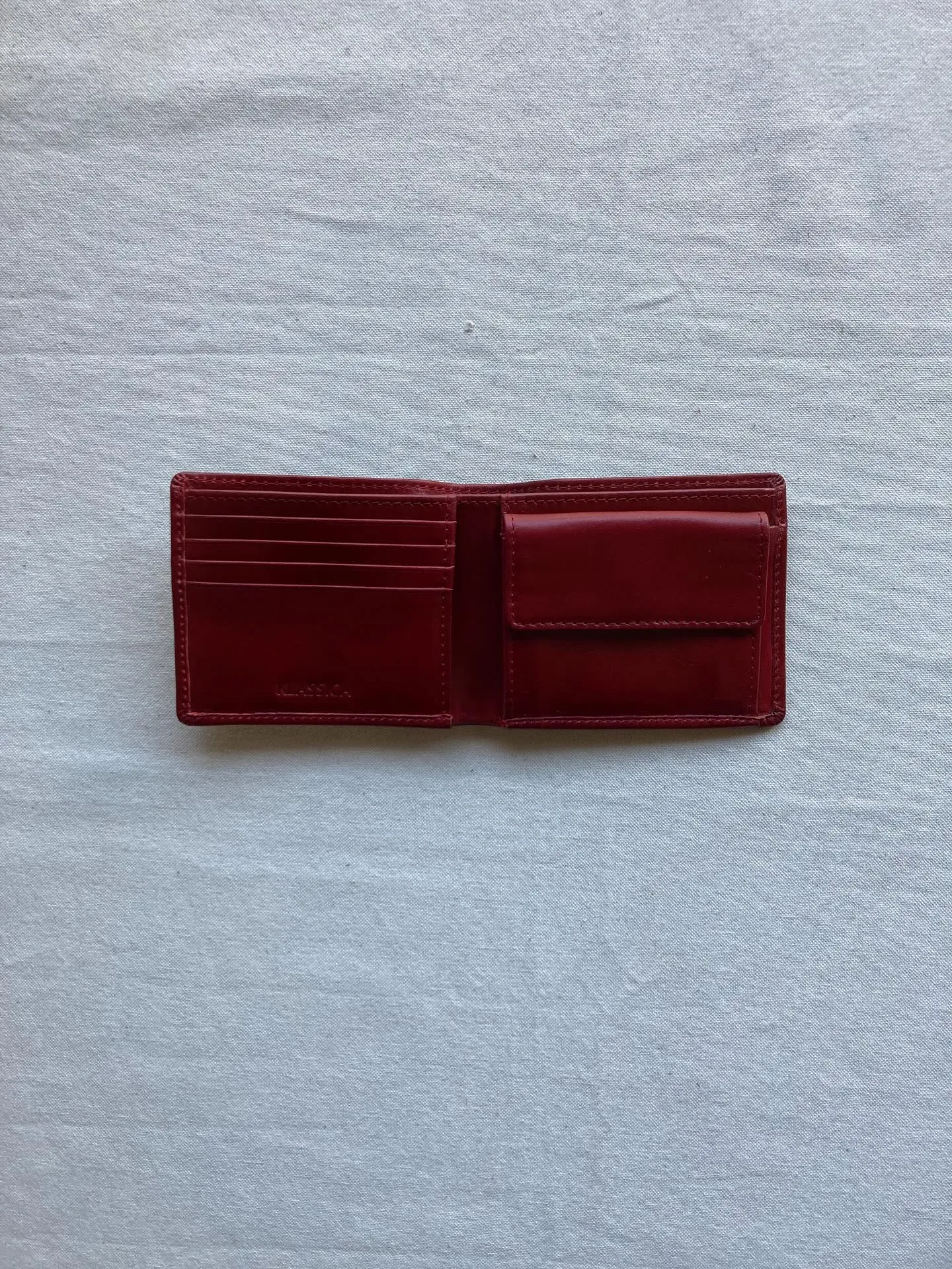 アニリン染め仕上げの透明感ある牛革を使用しています。