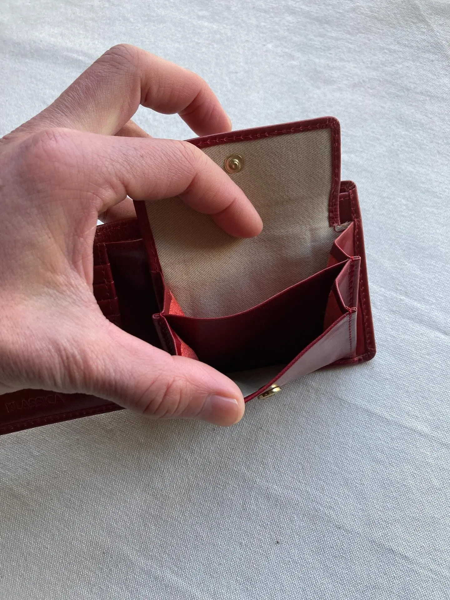 アニリン染め仕上げの透明感ある牛革を使用しています。