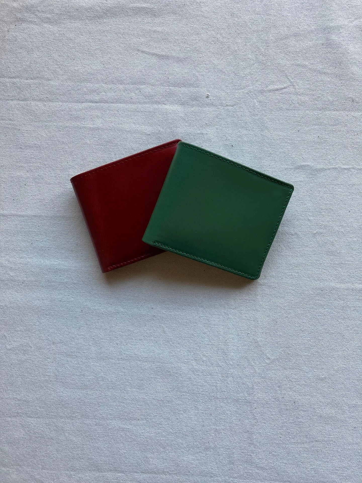 アニリン染め仕上げの透明感ある牛革を使用しています。