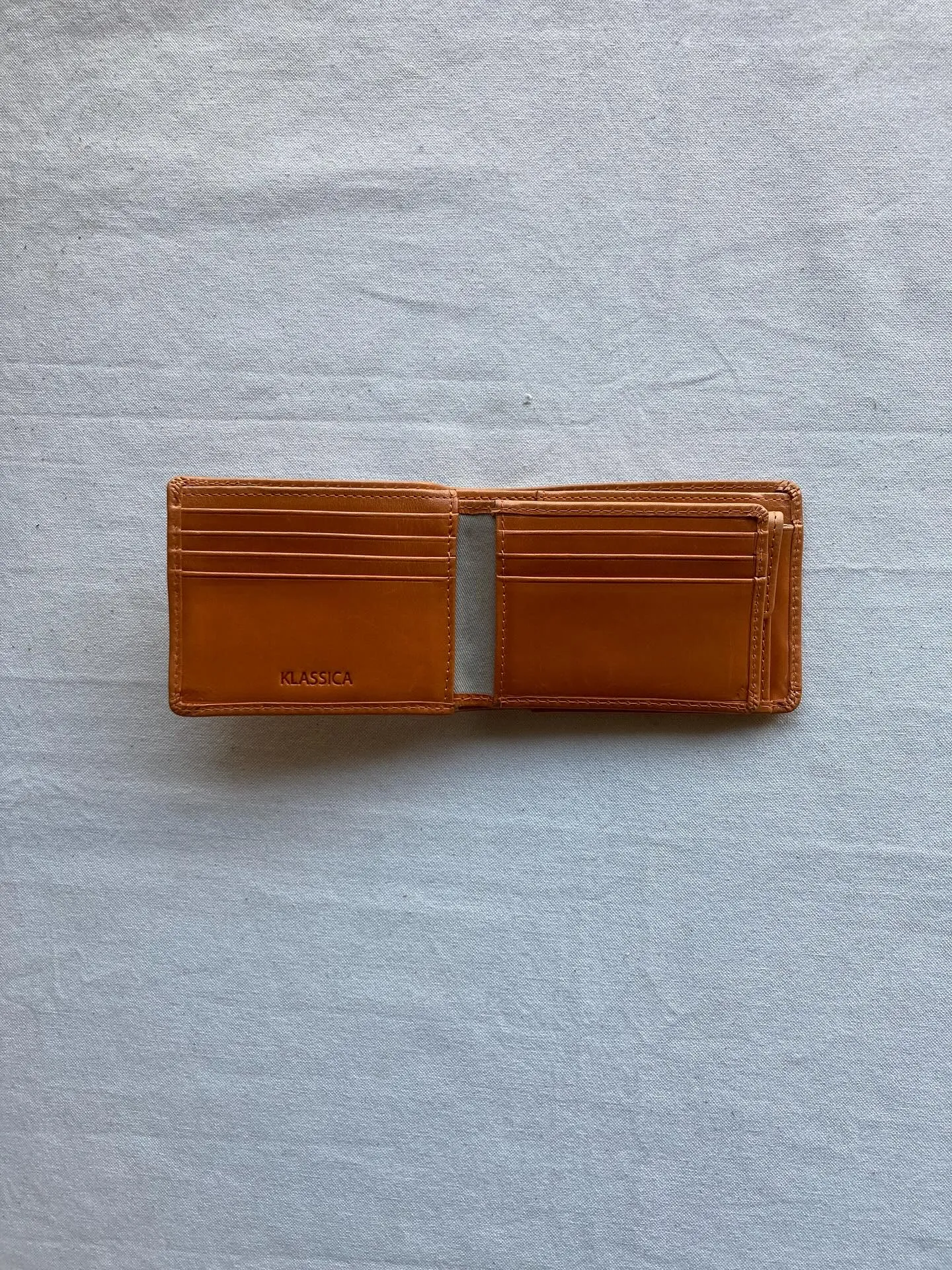 アニリン染め仕上げの透明感ある牛革を使用しました。