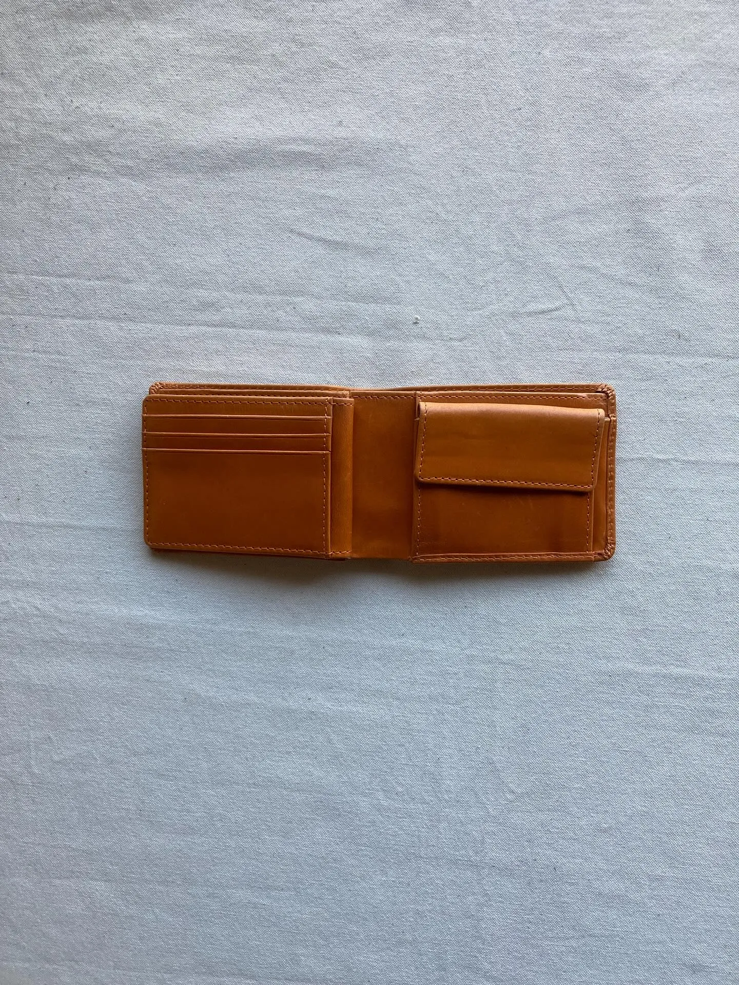 アニリン染め仕上げの透明感ある牛革を使用しました。