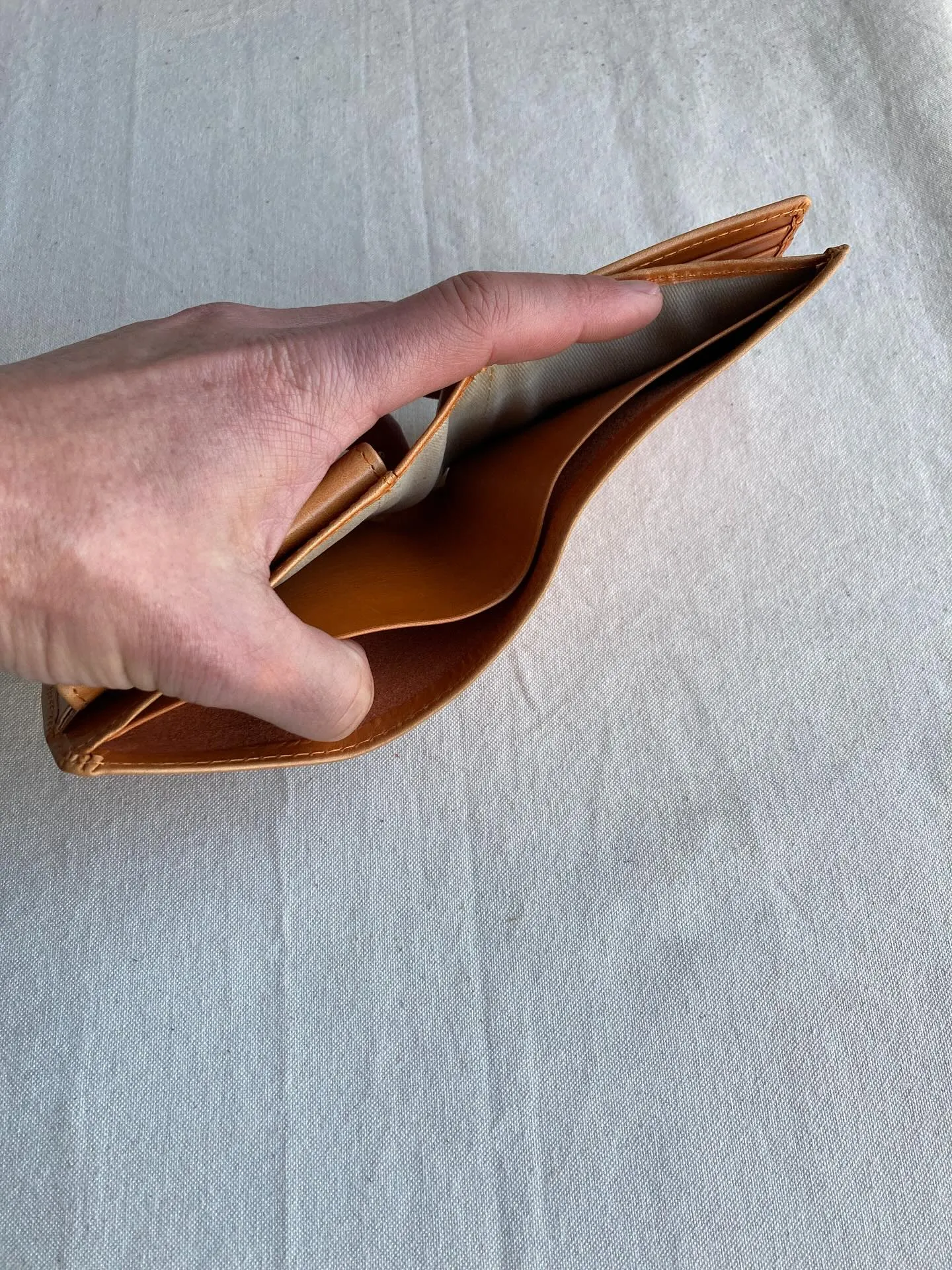 アニリン染め仕上げの透明感ある牛革を使用しました。