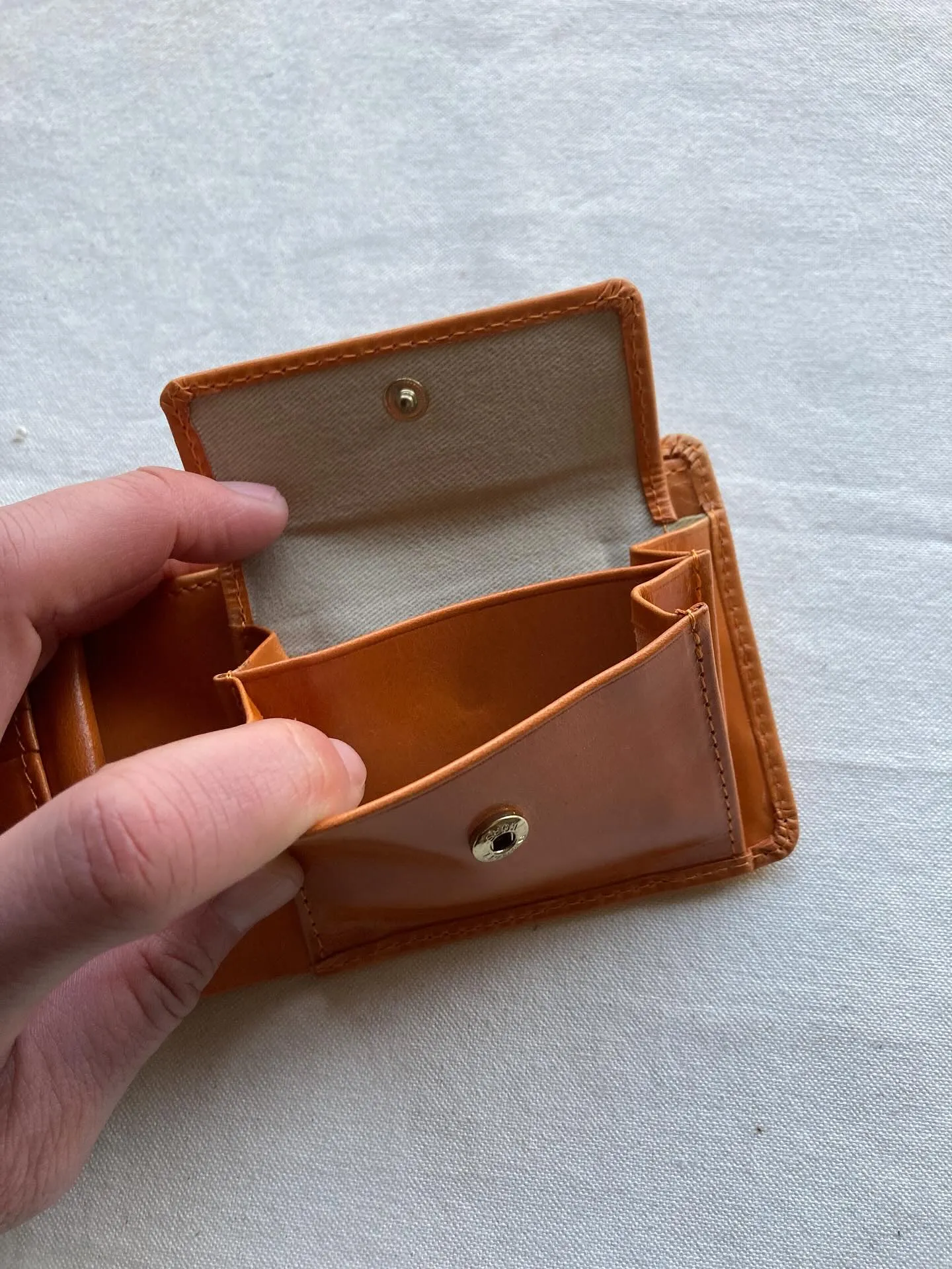 アニリン染め仕上げの透明感ある牛革を使用しました。