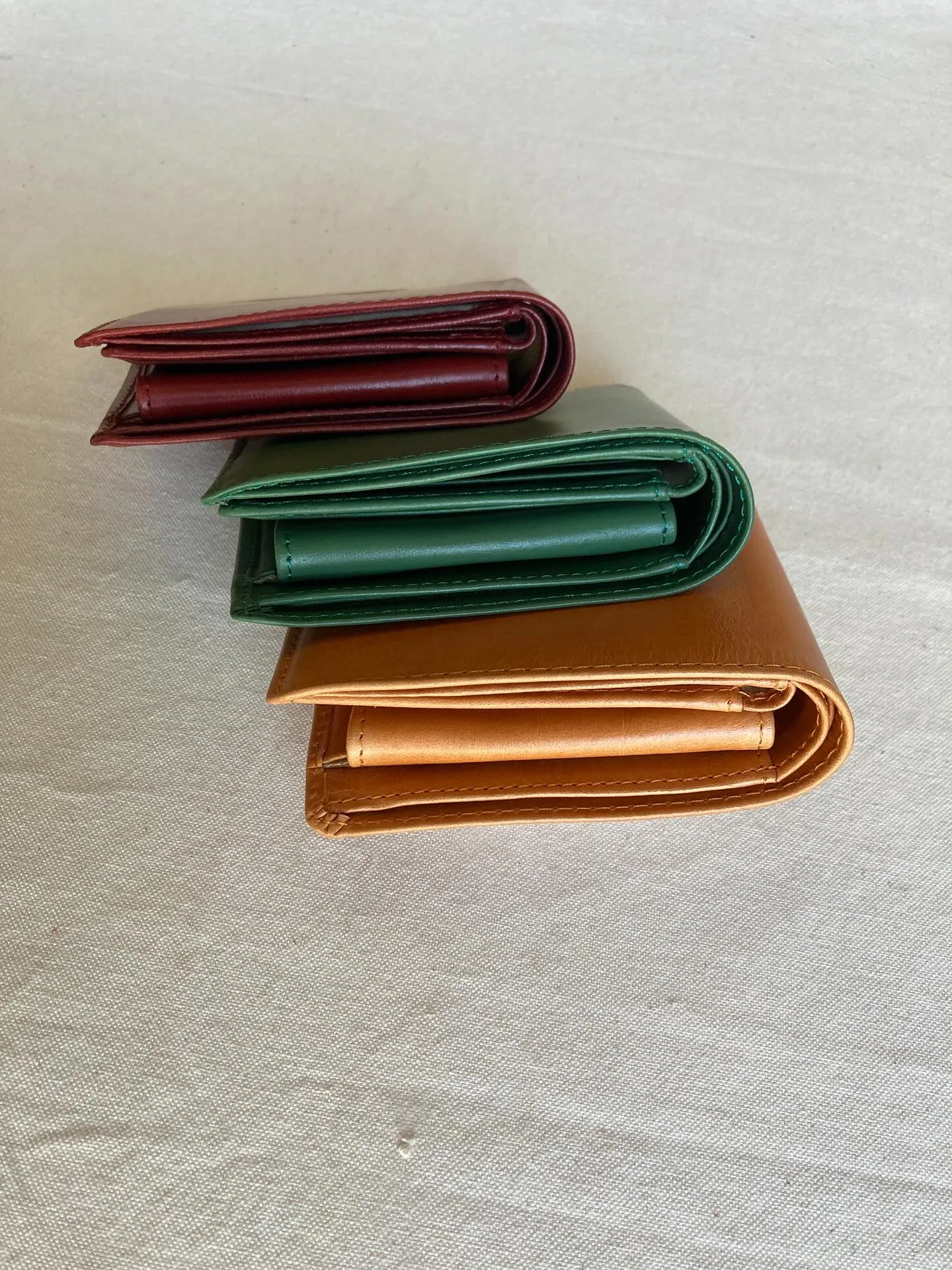 アニリン染め仕上げの透明感ある牛革を使用しました。