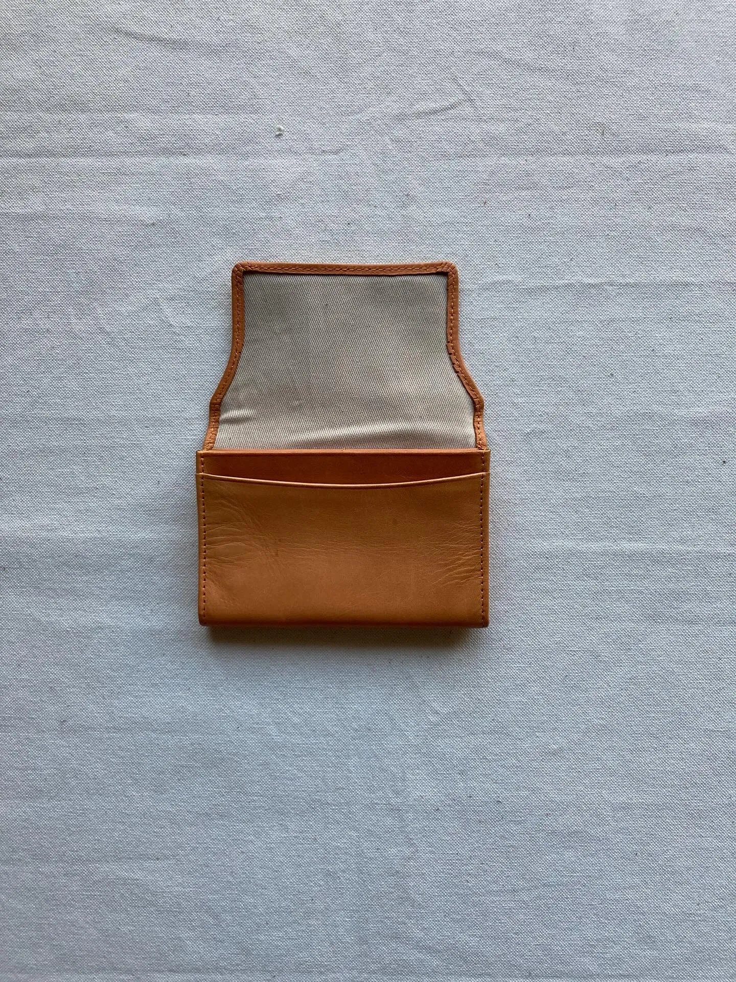 革素材をそのままに極力加工せずに薄化粧で仕上げたすっぴんヌメ...