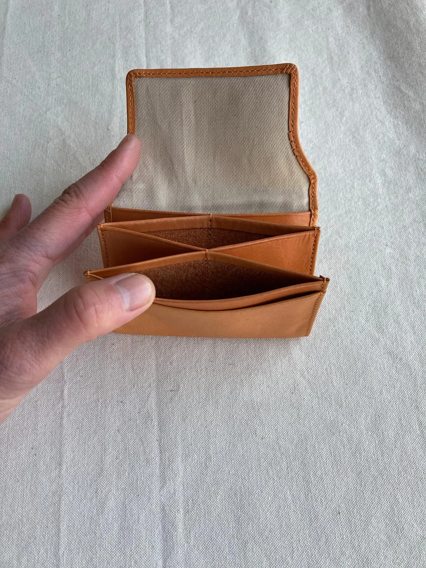 革素材をそのままに極力加工せずに薄化粧で仕上げたすっぴんヌメ...