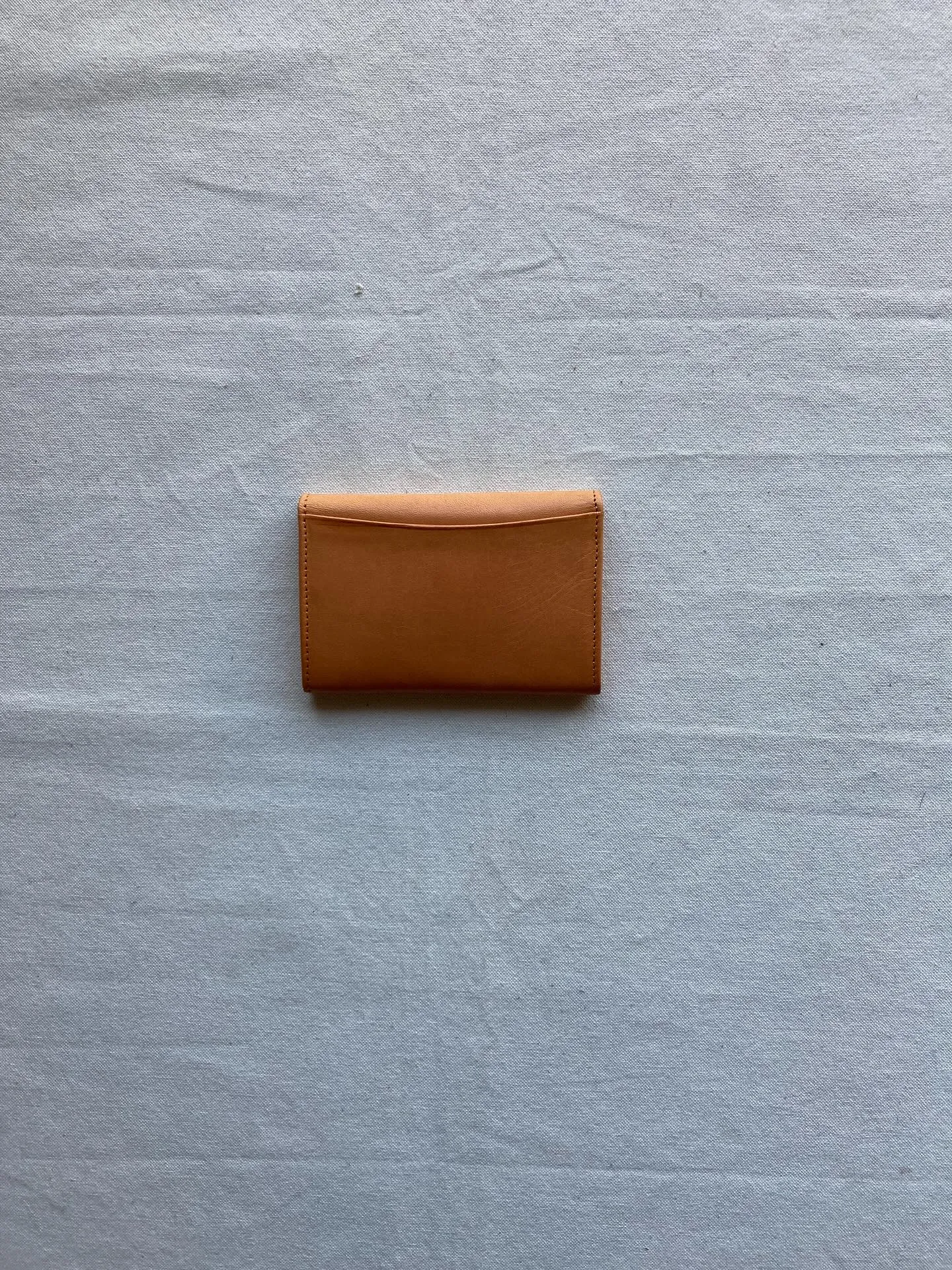 革素材をそのままに極力加工せずに薄化粧で仕上げたすっぴんヌメ...