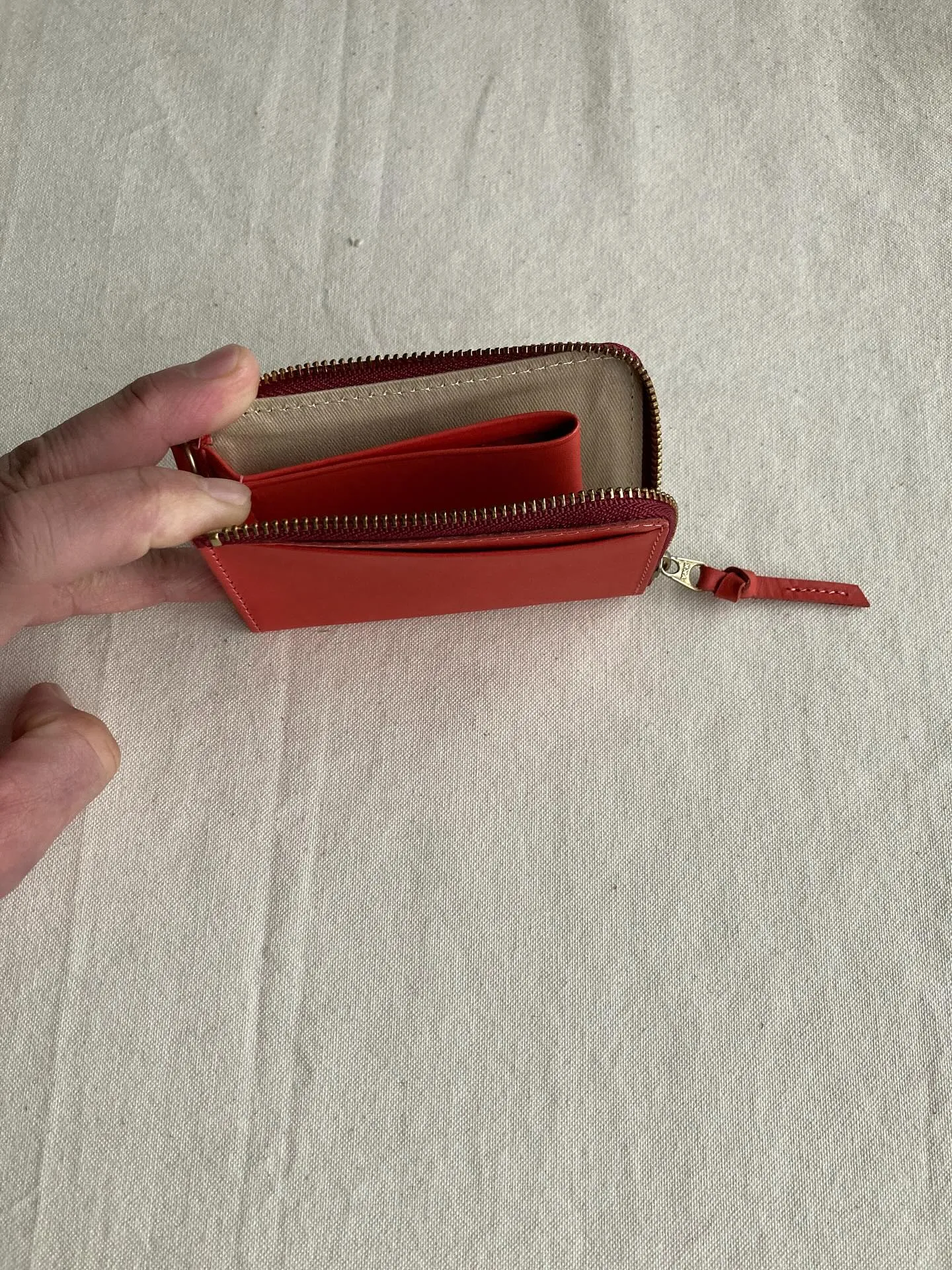 革素材をそのまま極力加工をせずに薄化粧で仕上げたすっぴんヌメ...