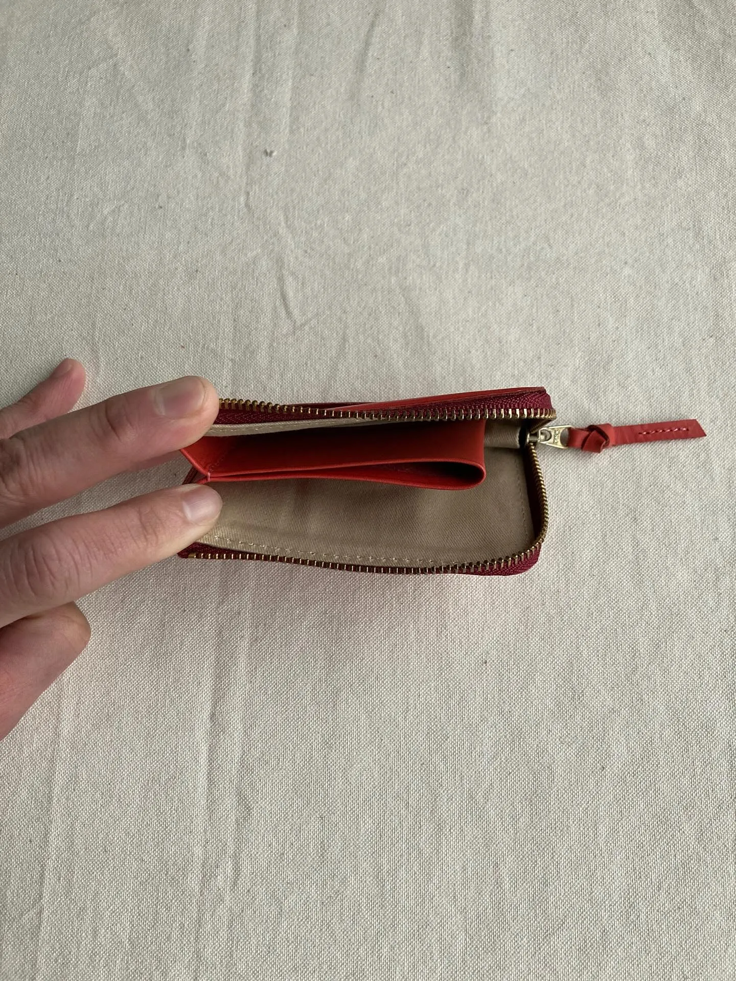 革素材をそのまま極力加工をせずに薄化粧で仕上げたすっぴんヌメ...