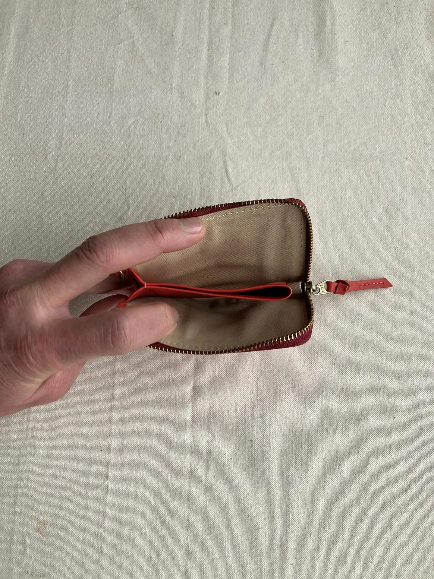 革素材をそのまま極力加工をせずに薄化粧で仕上げたすっぴんヌメ...