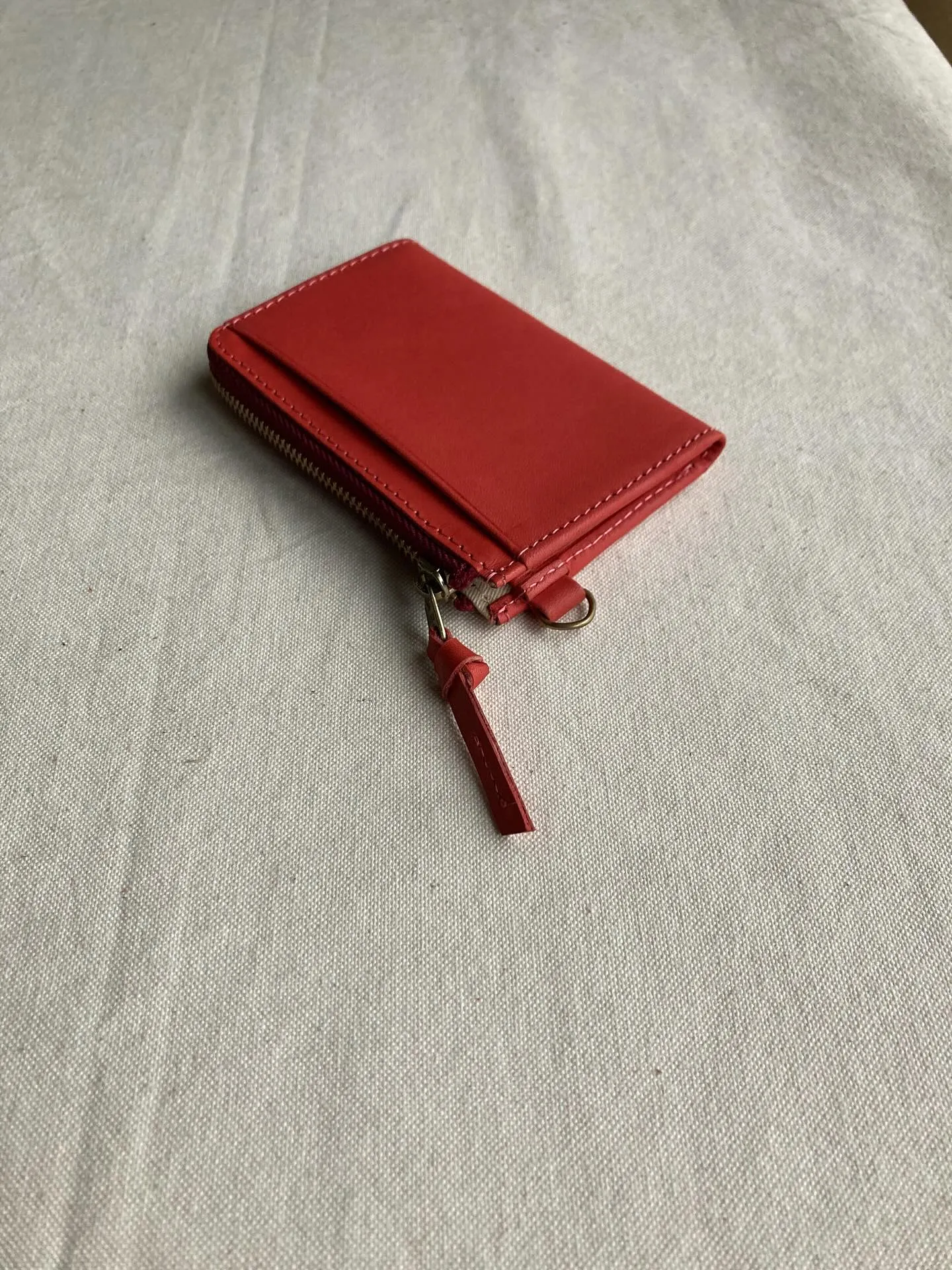 革素材をそのまま極力加工をせずに薄化粧で仕上げたすっぴんヌメ...