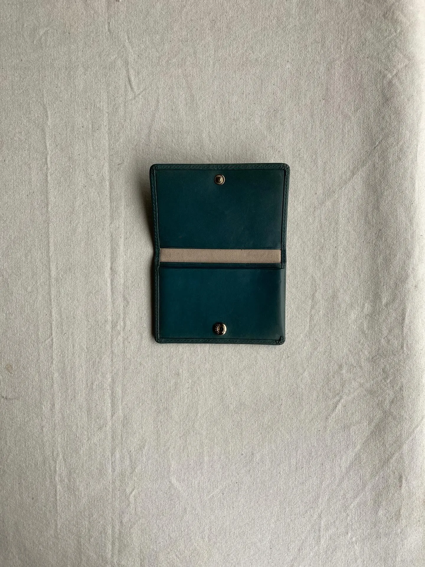 革素材をそのままに極力加工せずに薄化粧で仕上げたすっぴんヌメ...