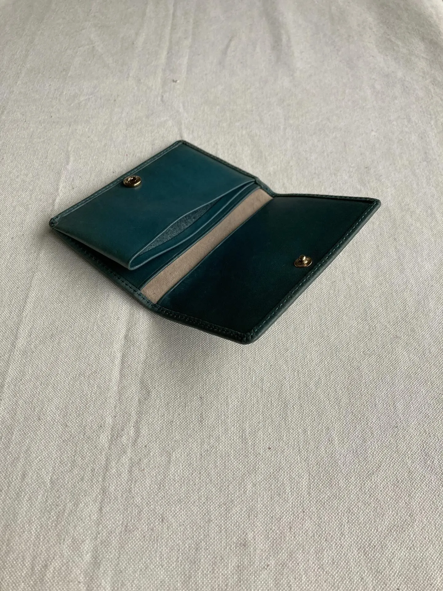 革素材をそのままに極力加工せずに薄化粧で仕上げたすっぴんヌメ...