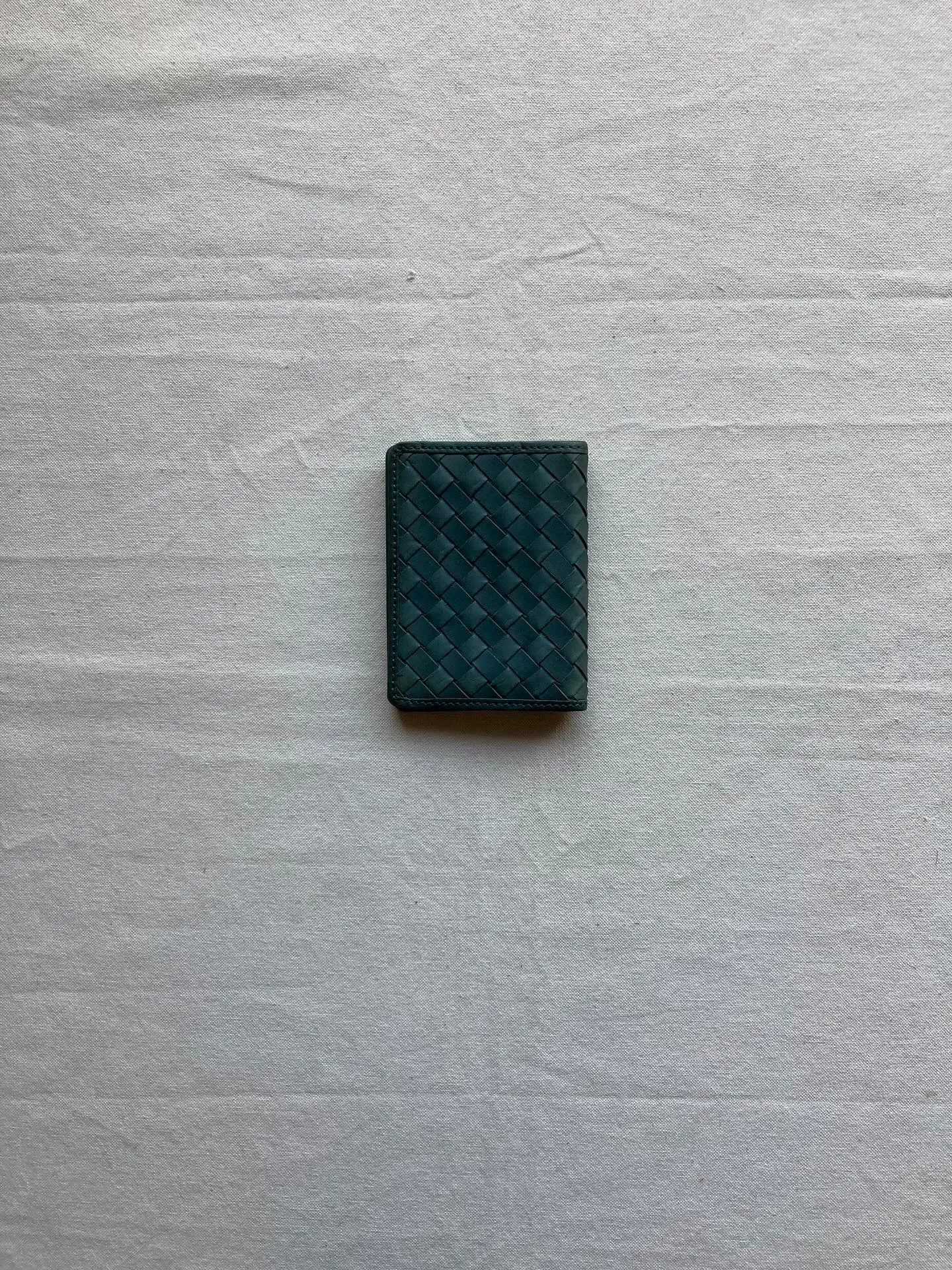 革素材をそのままに極力加工せずに薄化粧で仕上げたすっぴんヌメ...