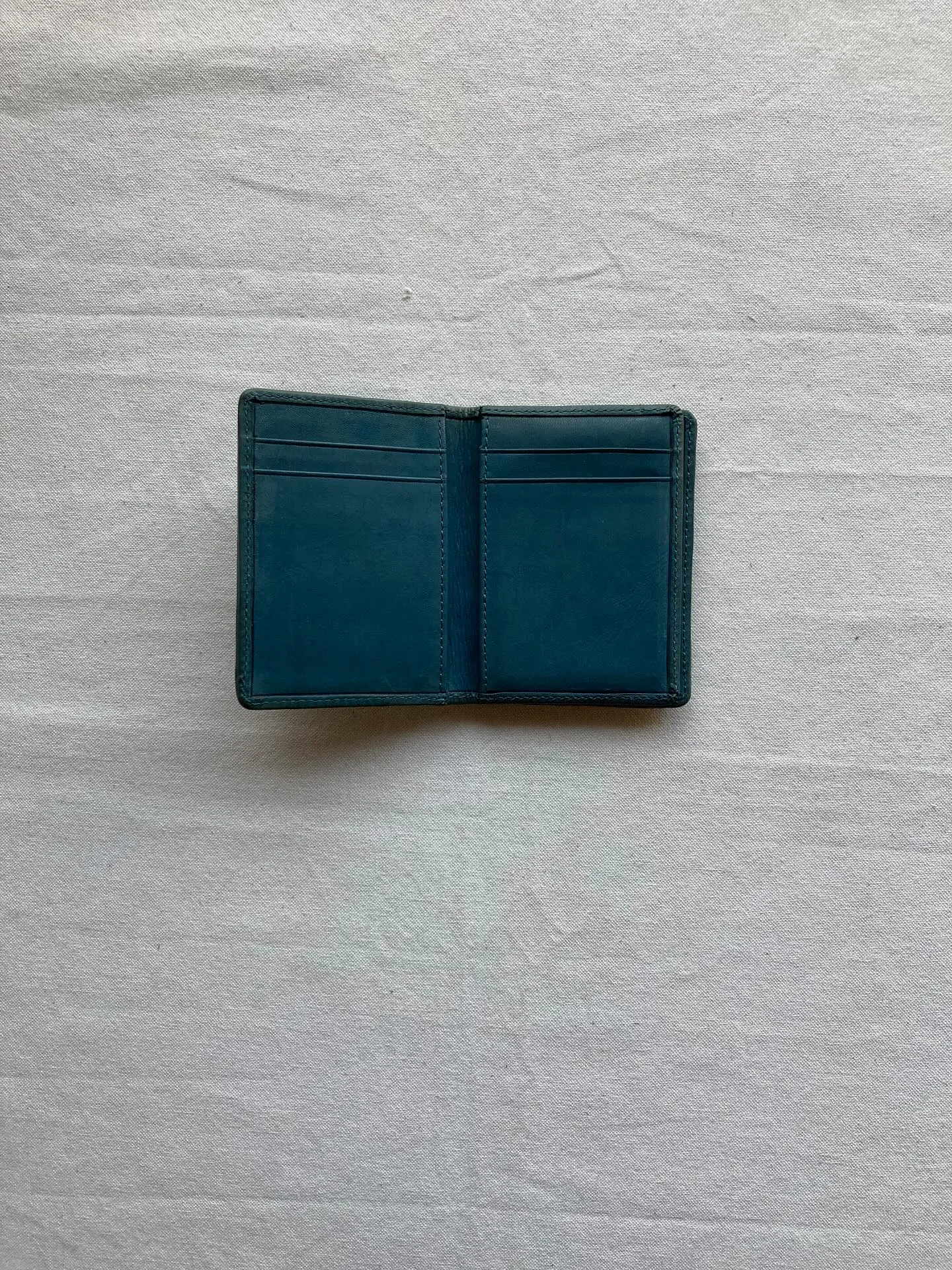 革素材をそのままに極力加工せずに薄化粧で仕上げたすっぴんヌメ...