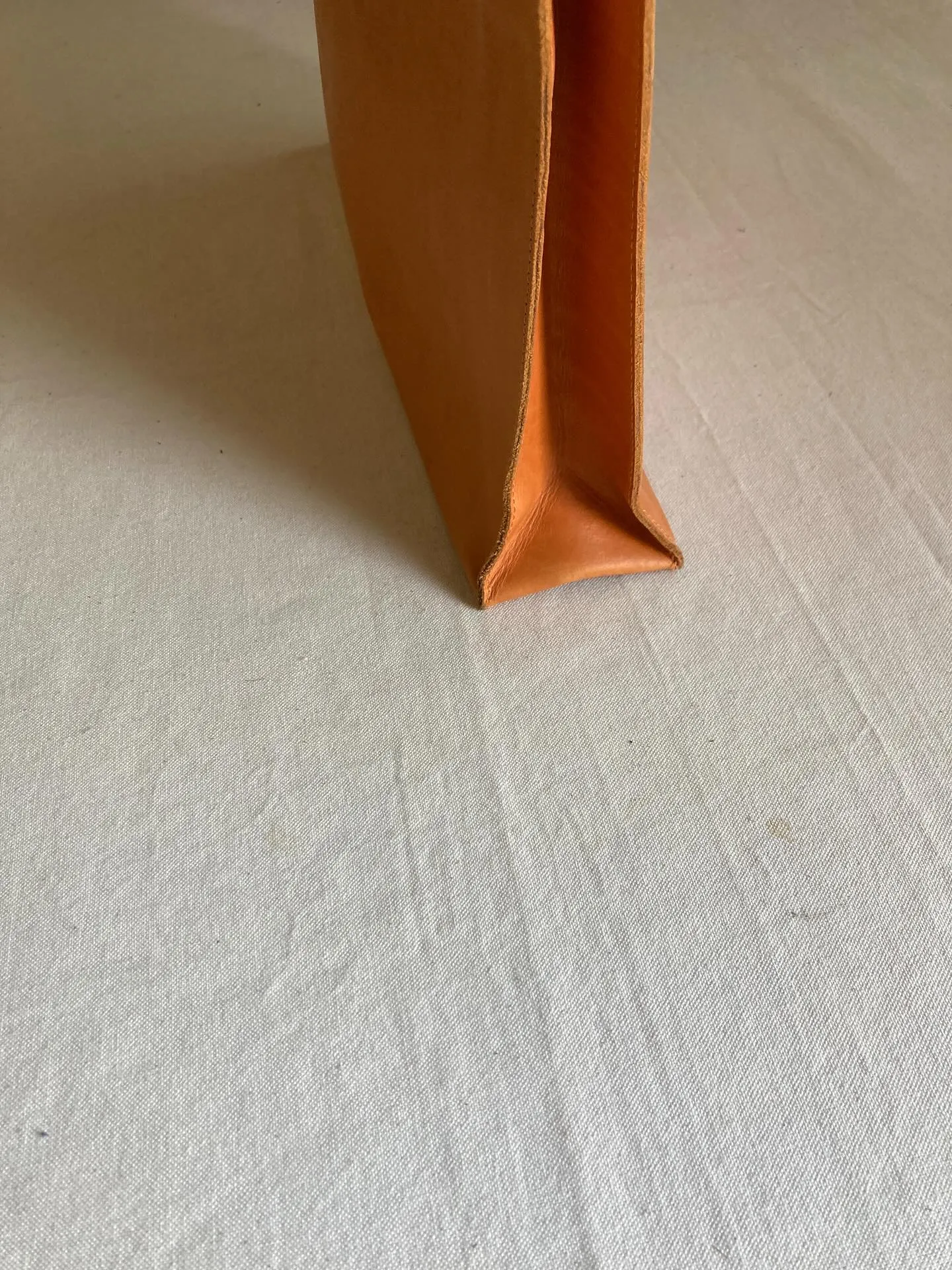 革素材をそのままに極力加工せずに薄化粧仕上げのすっぴんヌメ革...