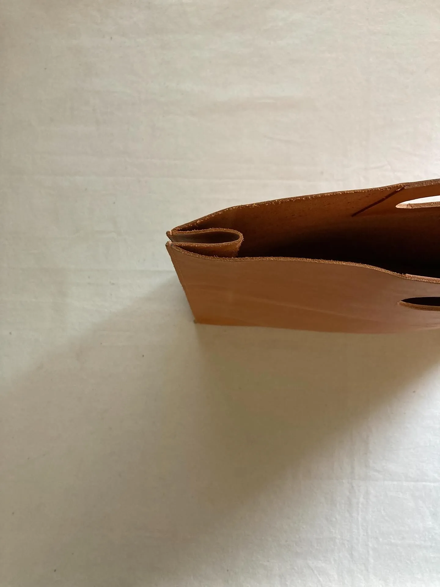 革素材をそのままに極力加工せずに薄化粧仕上げのすっぴんヌメ革...