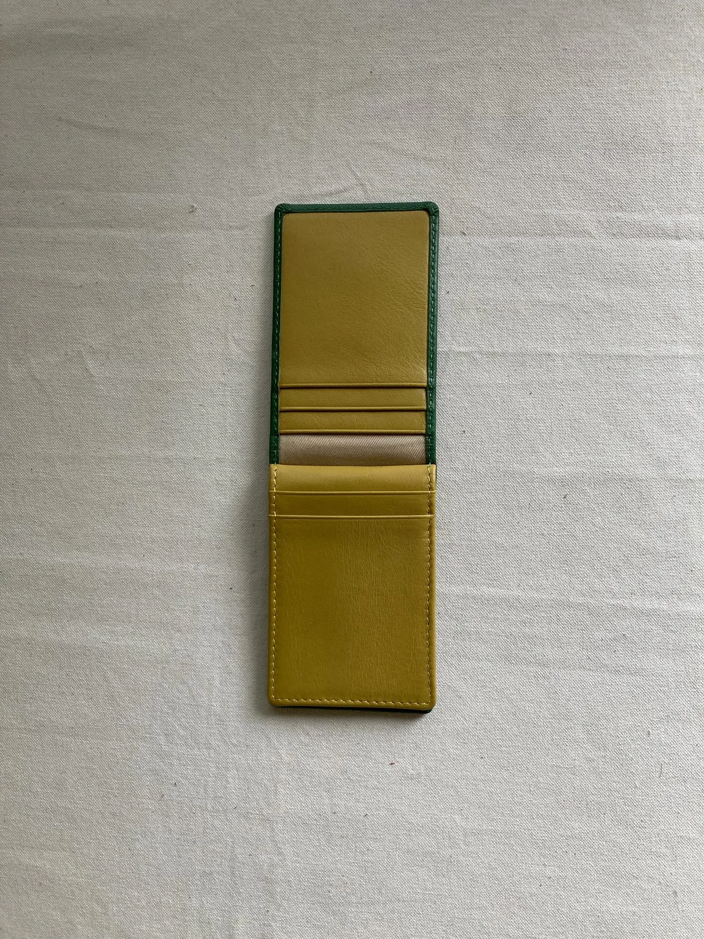 手触りの異なるスムースなアニリン染め仕上げのタンニンレザーと...