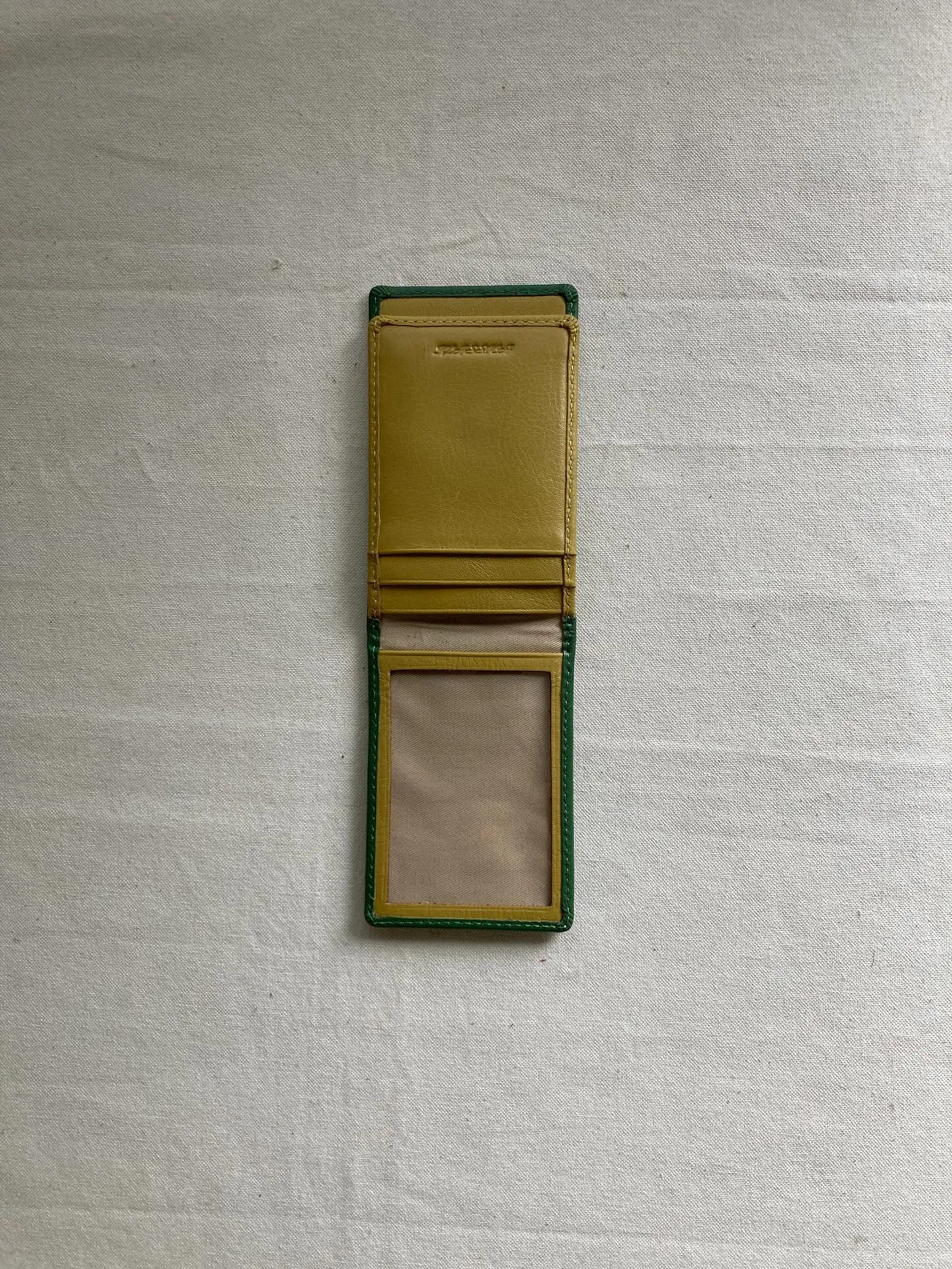 手触りの異なるスムースなアニリン染め仕上げのタンニンレザーと...