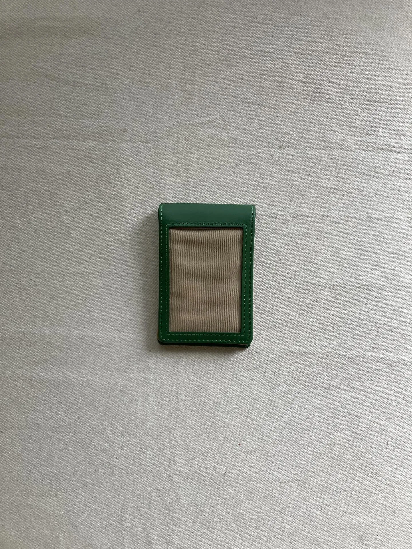 手触りの異なるスムースなアニリン染め仕上げのタンニンレザーと...