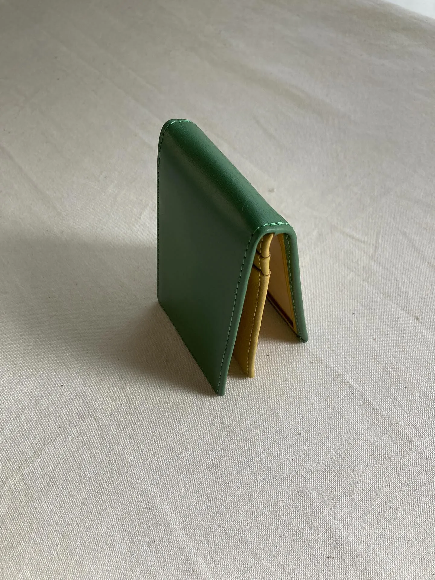 手触りの異なるスムースなアニリン染め仕上げのタンニンレザーと...