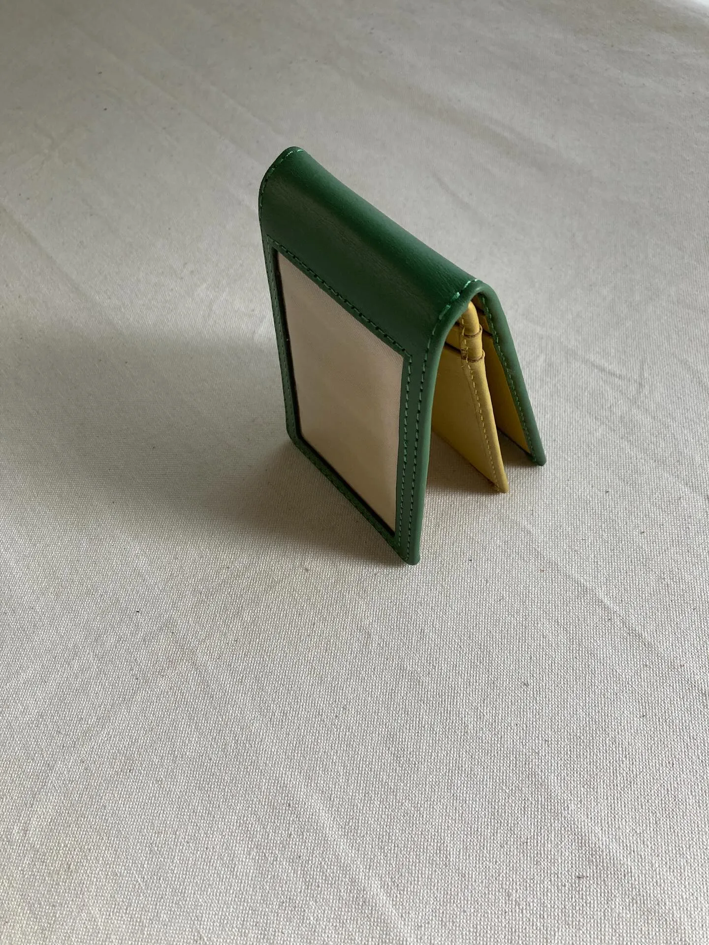 手触りの異なるスムースなアニリン染め仕上げのタンニンレザーと...