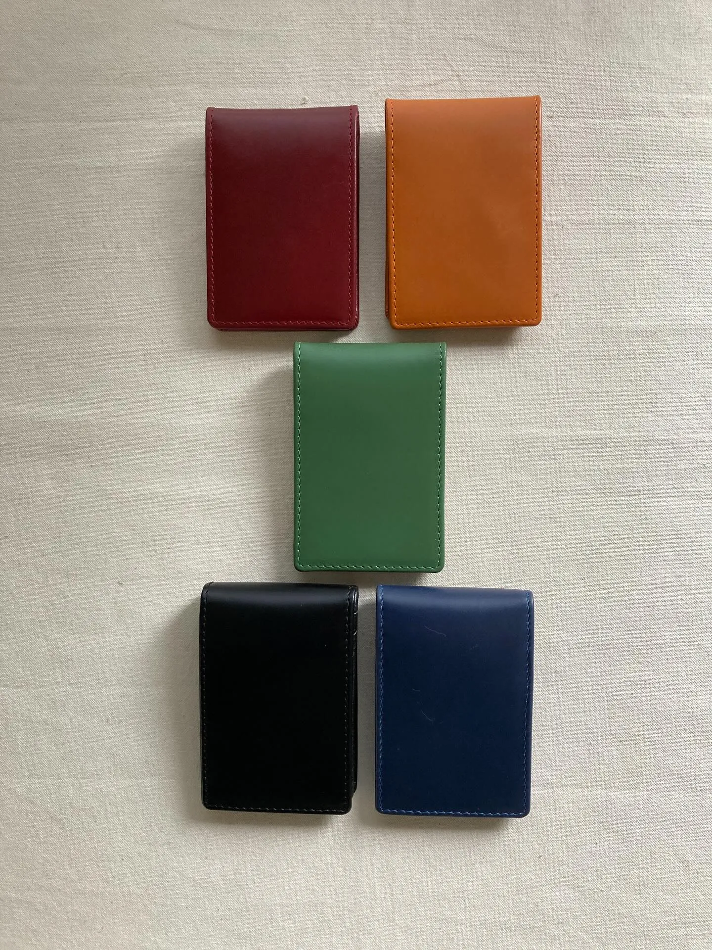 手触りの異なるスムースなアニリン染め仕上げのタンニンレザーと...