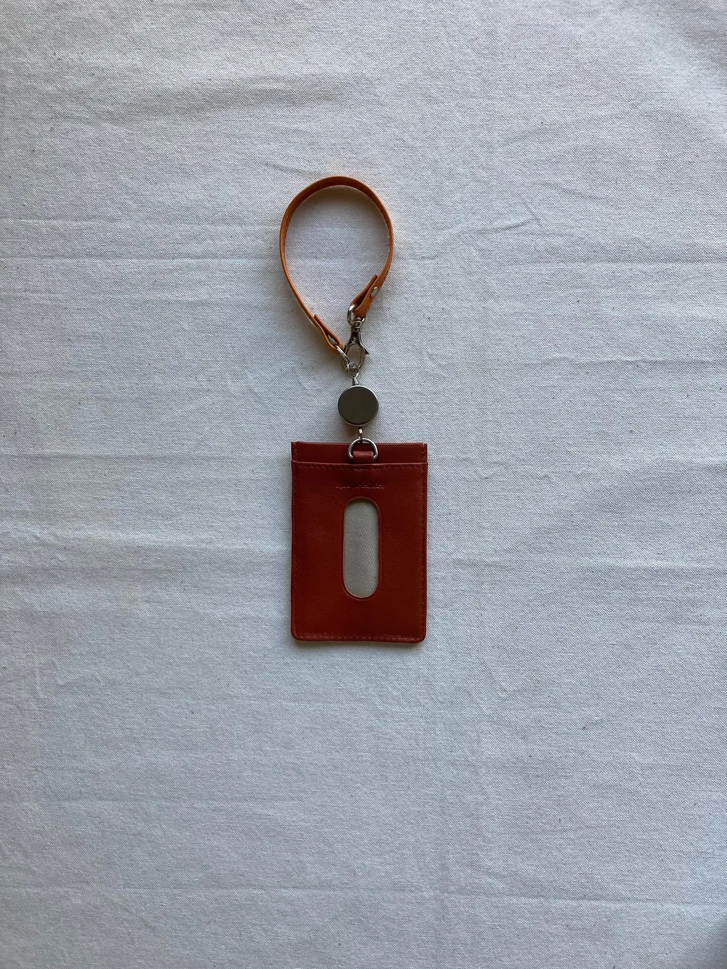 手触りの異なるスムースアニリン染め仕上げのタンニンレザーとソ...